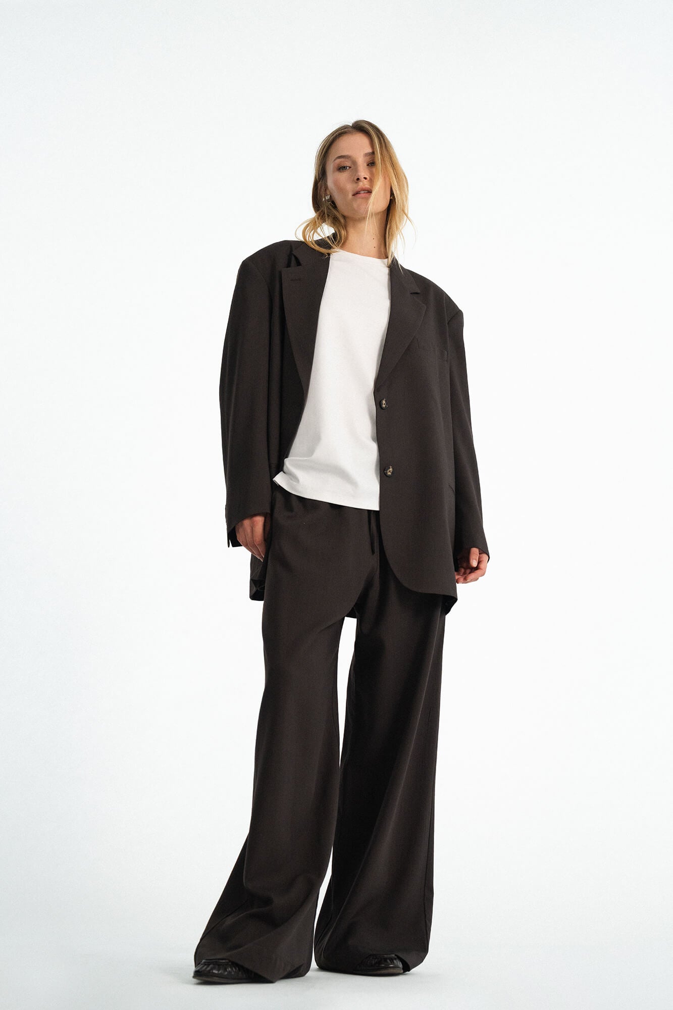 Blazer Liv in Dunkelbraun von vorne by VIVAL.STUDIO