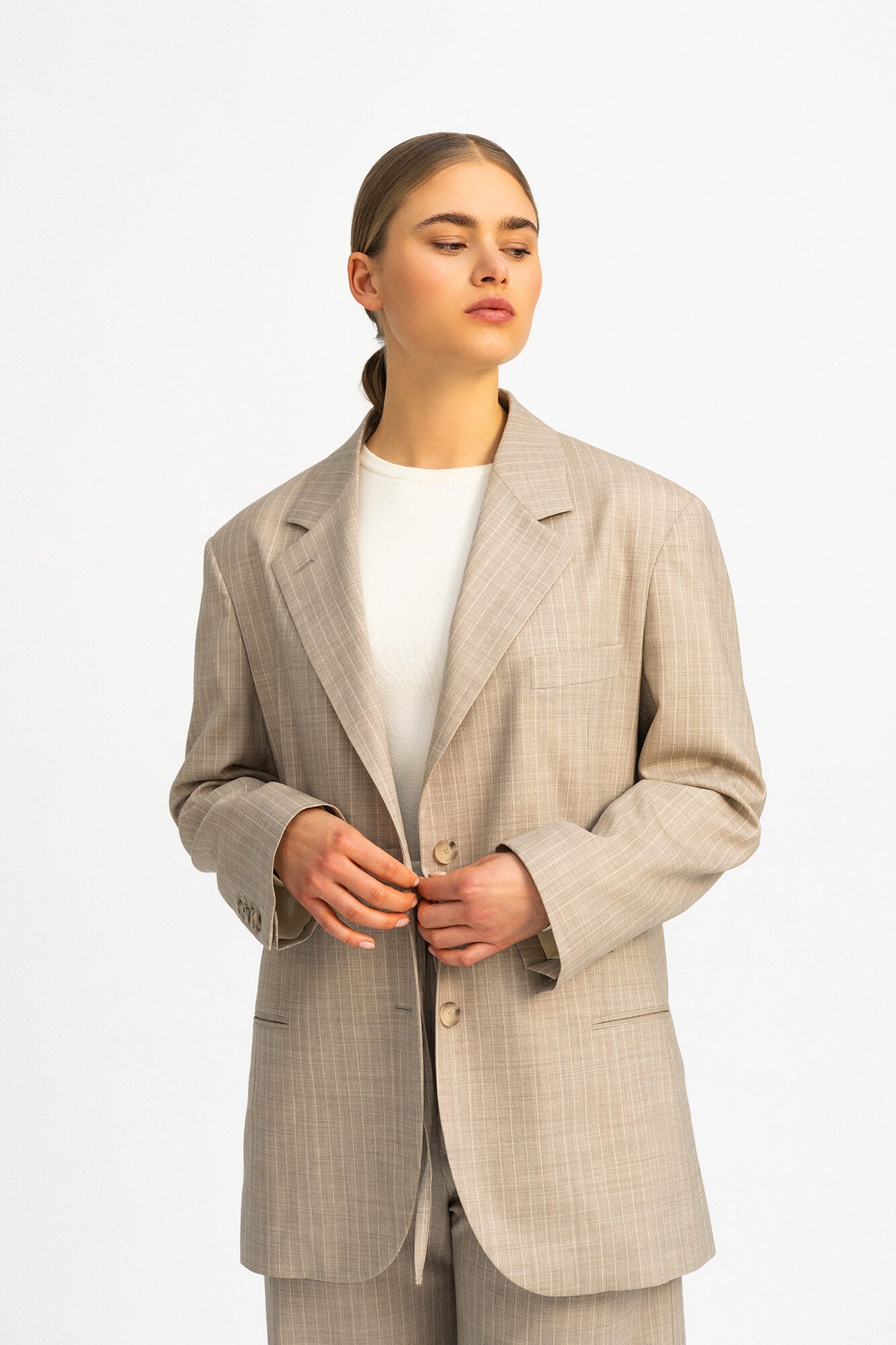 Blazer Livia in Beige Nadelstreifen von vorne by VIVAL.STUDIO