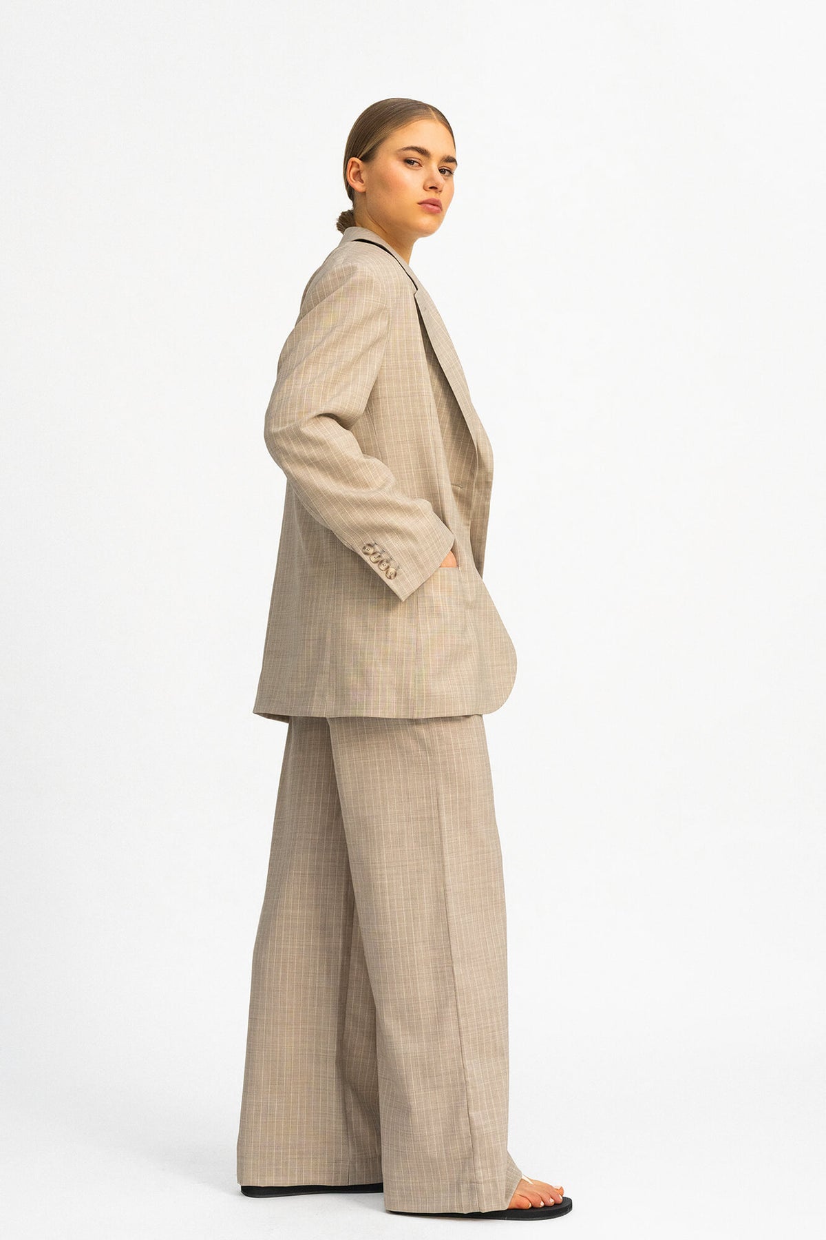 Blazer Livia in Beige Nadelstreifen von der Seite by VIVAL.STUDIO