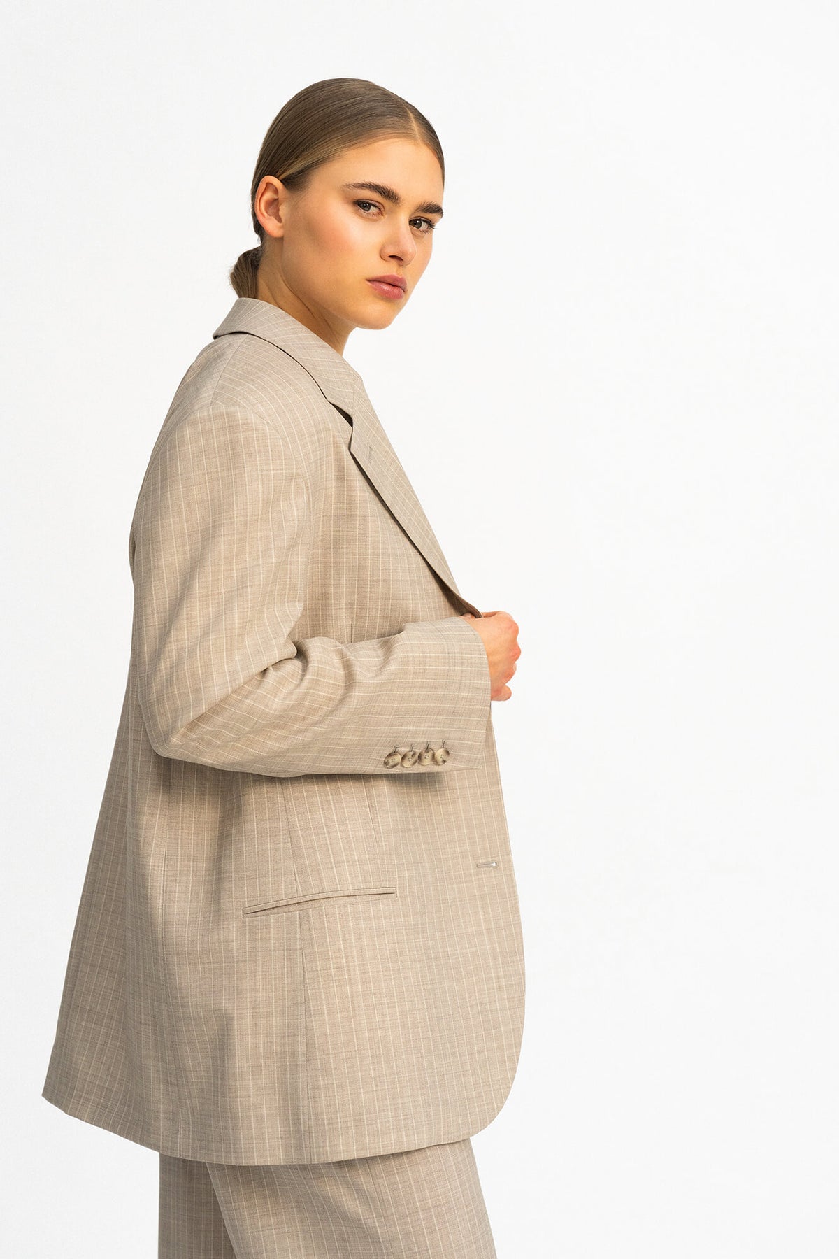 Blazer Livia in Beige Nadelstreifen von der Seite by VIVAL.STUDIO
