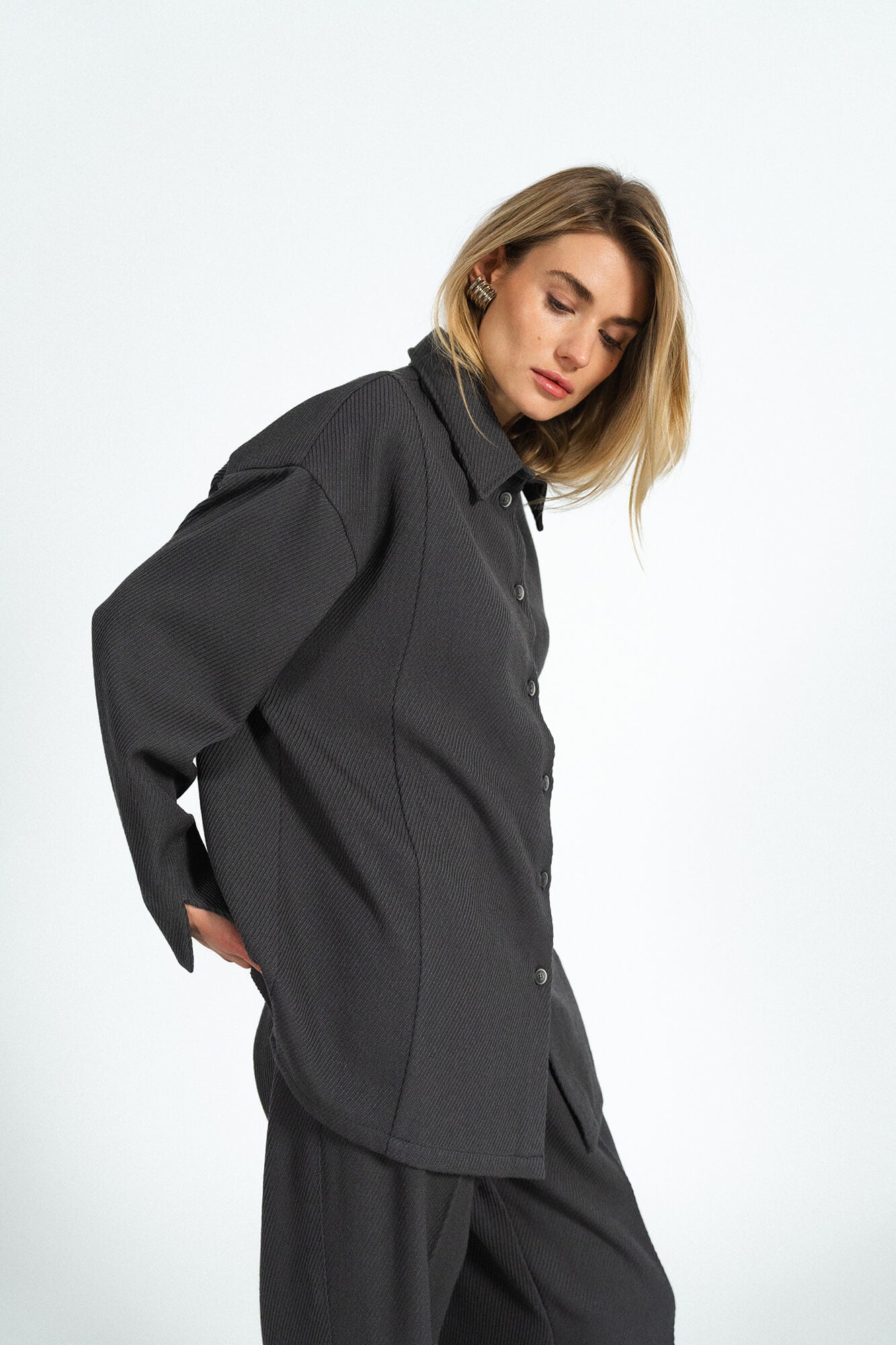 Bluse Alma in Granit von der Seite by VIVAL.STUDIO