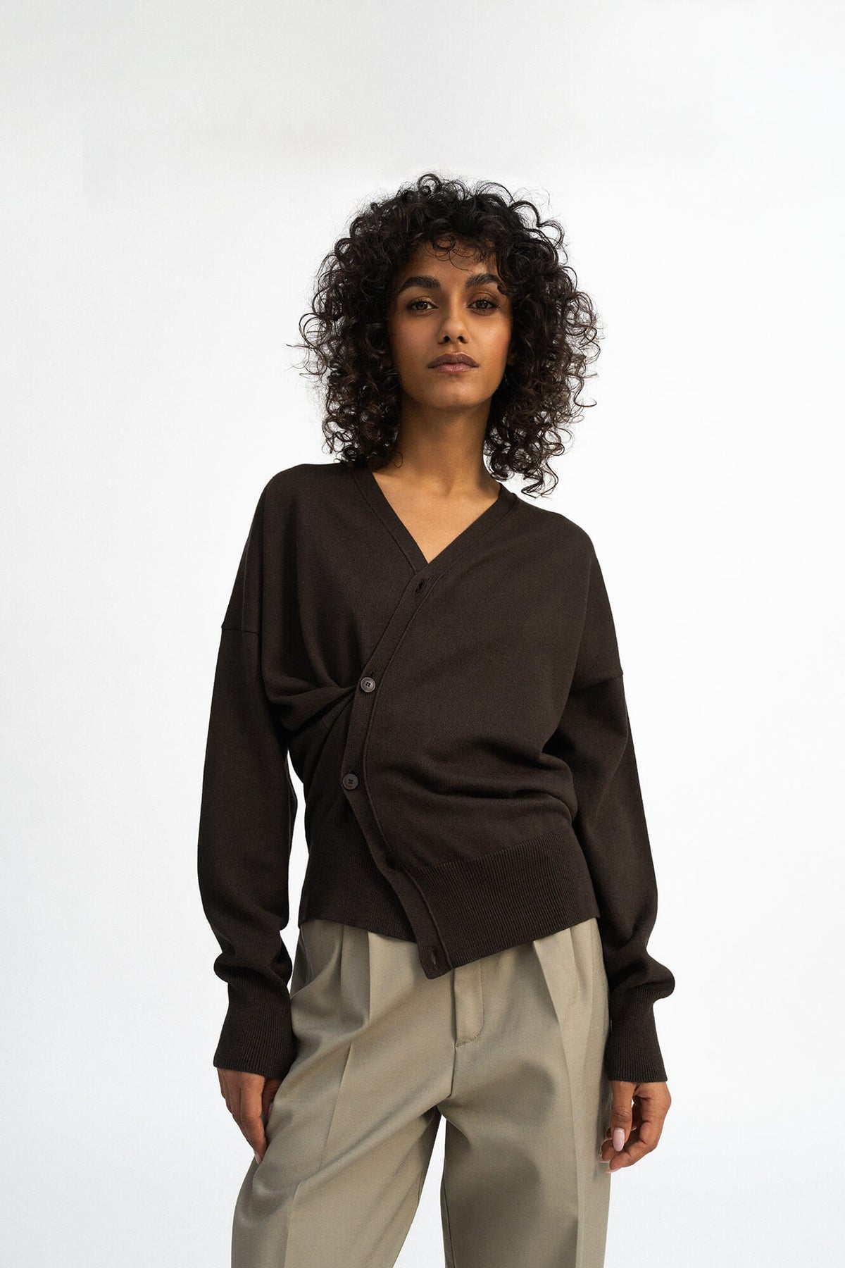 Cardigan Blair in Dunkelbraun von vorne by VIVAL.STUDIO