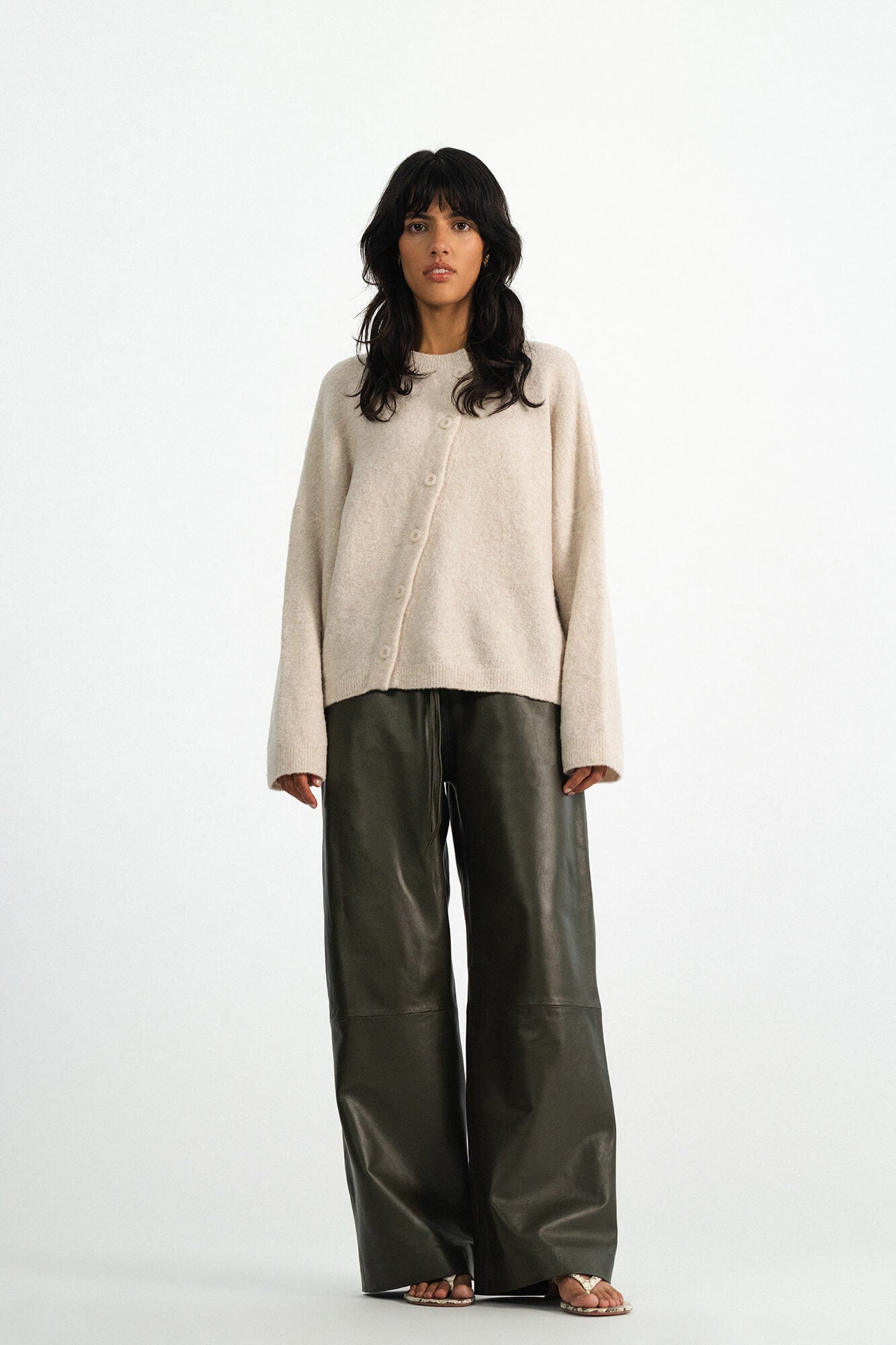 Cardigan Nad in Beige von vorne by VIVAL.STUDIO