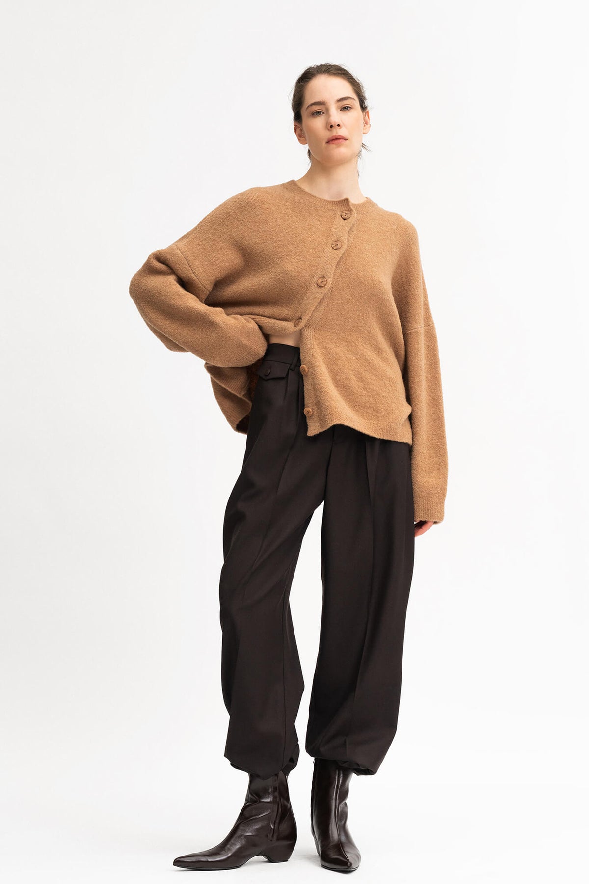 Cardigan Nad in Camel von Vorne by VIVAL.STUDIO