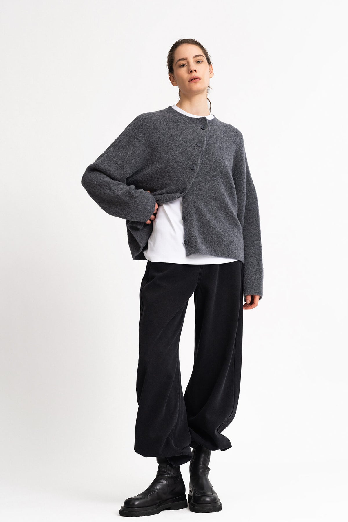 Cardigan Nad in Grau von Vorne by VIVAL.STUDIO
