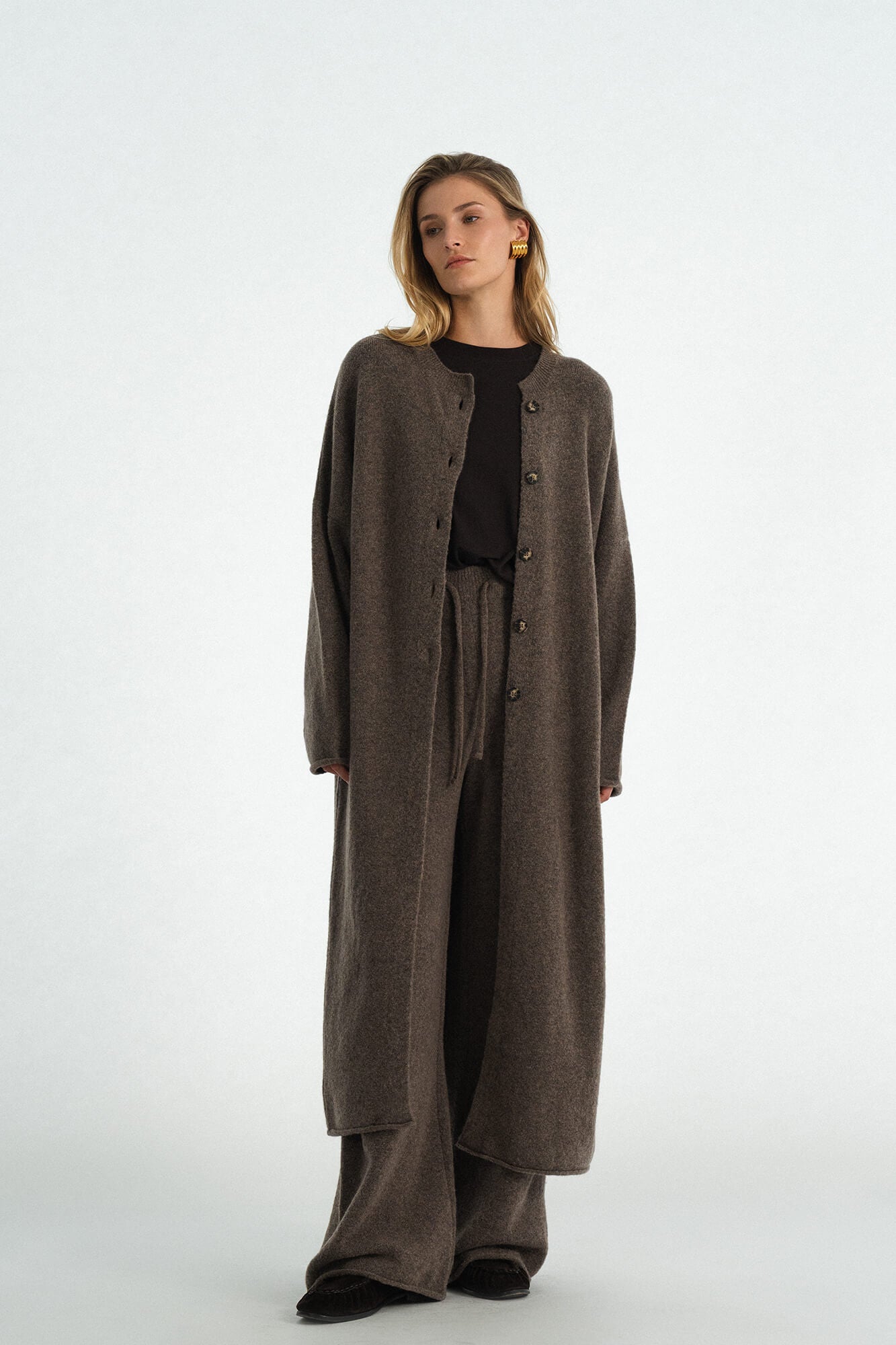 Cardigan Nady in nougat von vorne by VIVAL.STUDIO