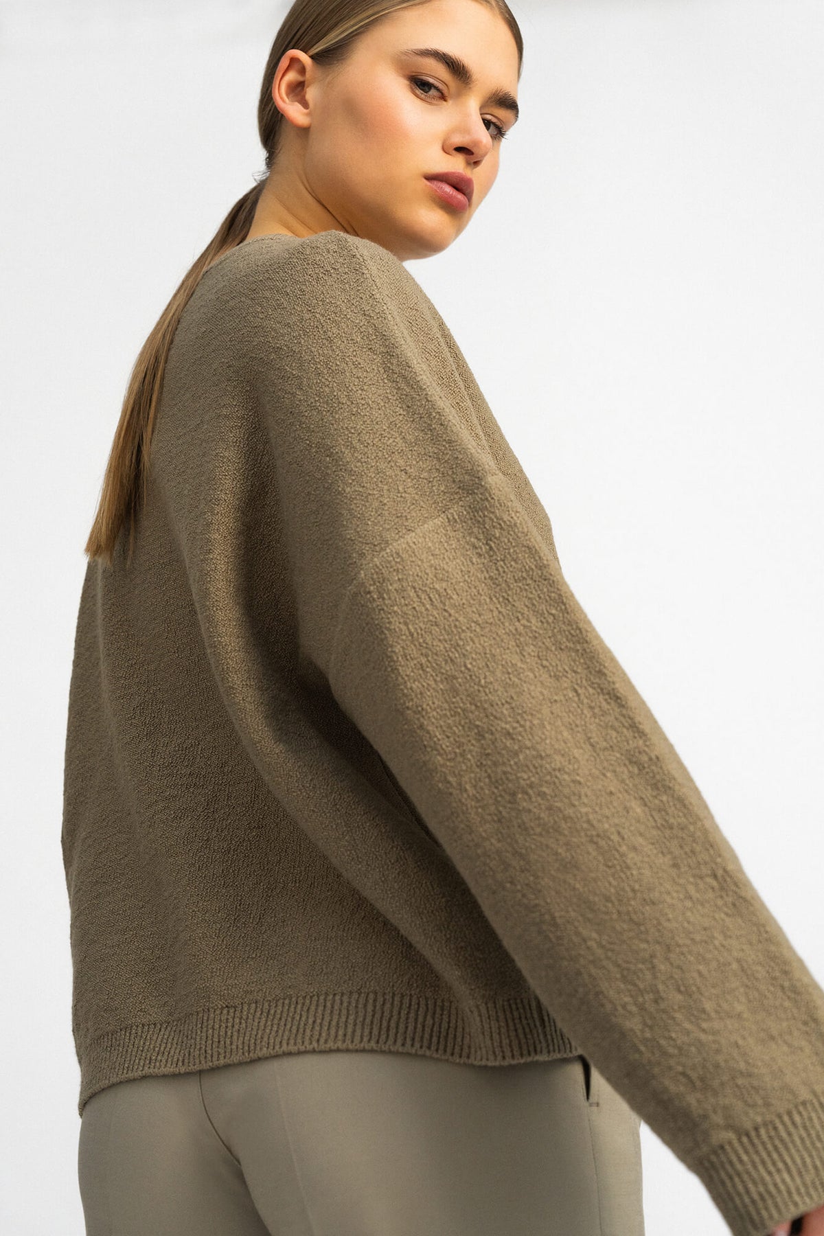 Cardigan Summer Nad in Khaki von hinten by VIVAL.STUDIO