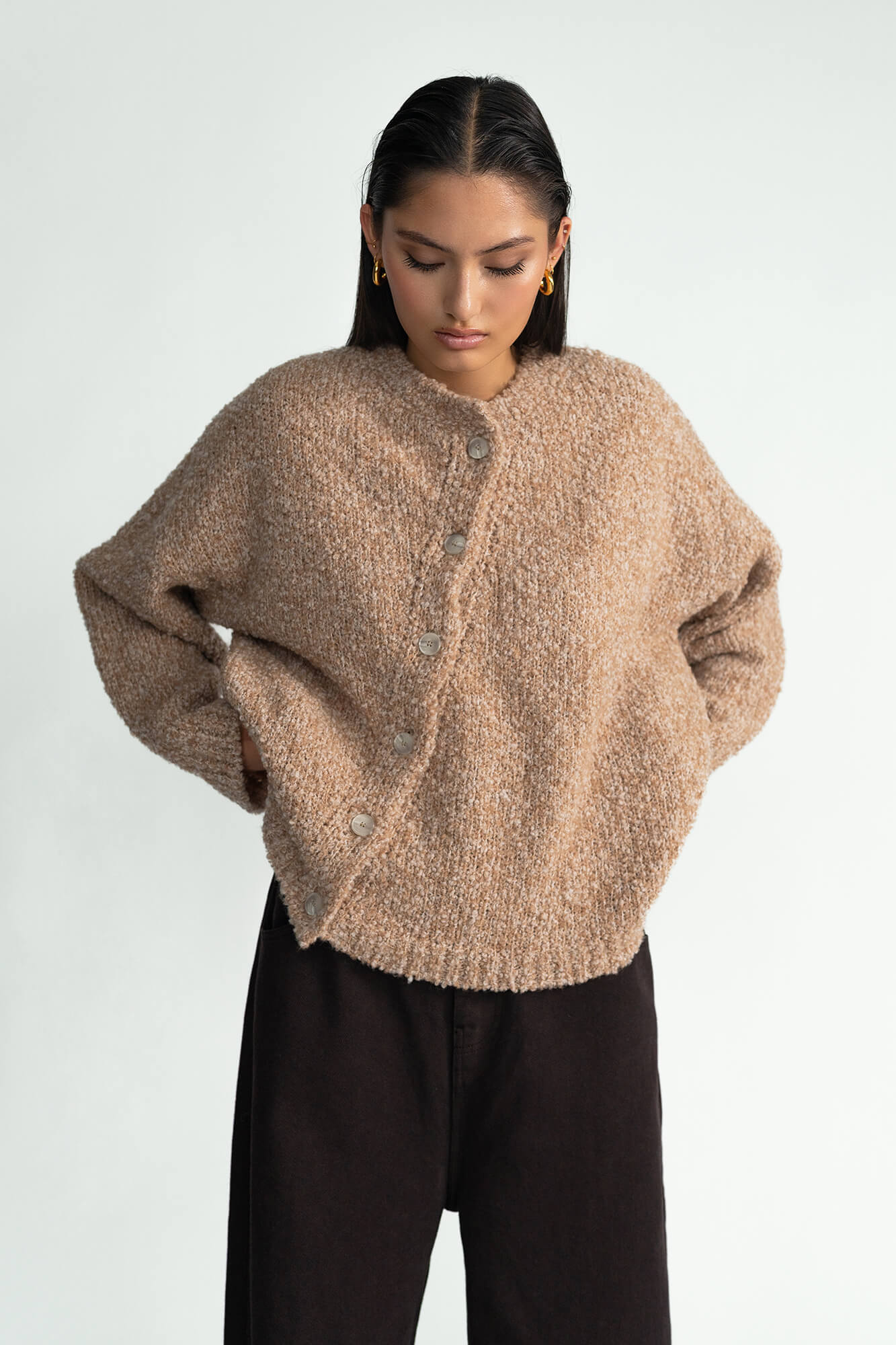 Cardigan Nia in Camel Melange von vorne by VIVAL.STUDIO