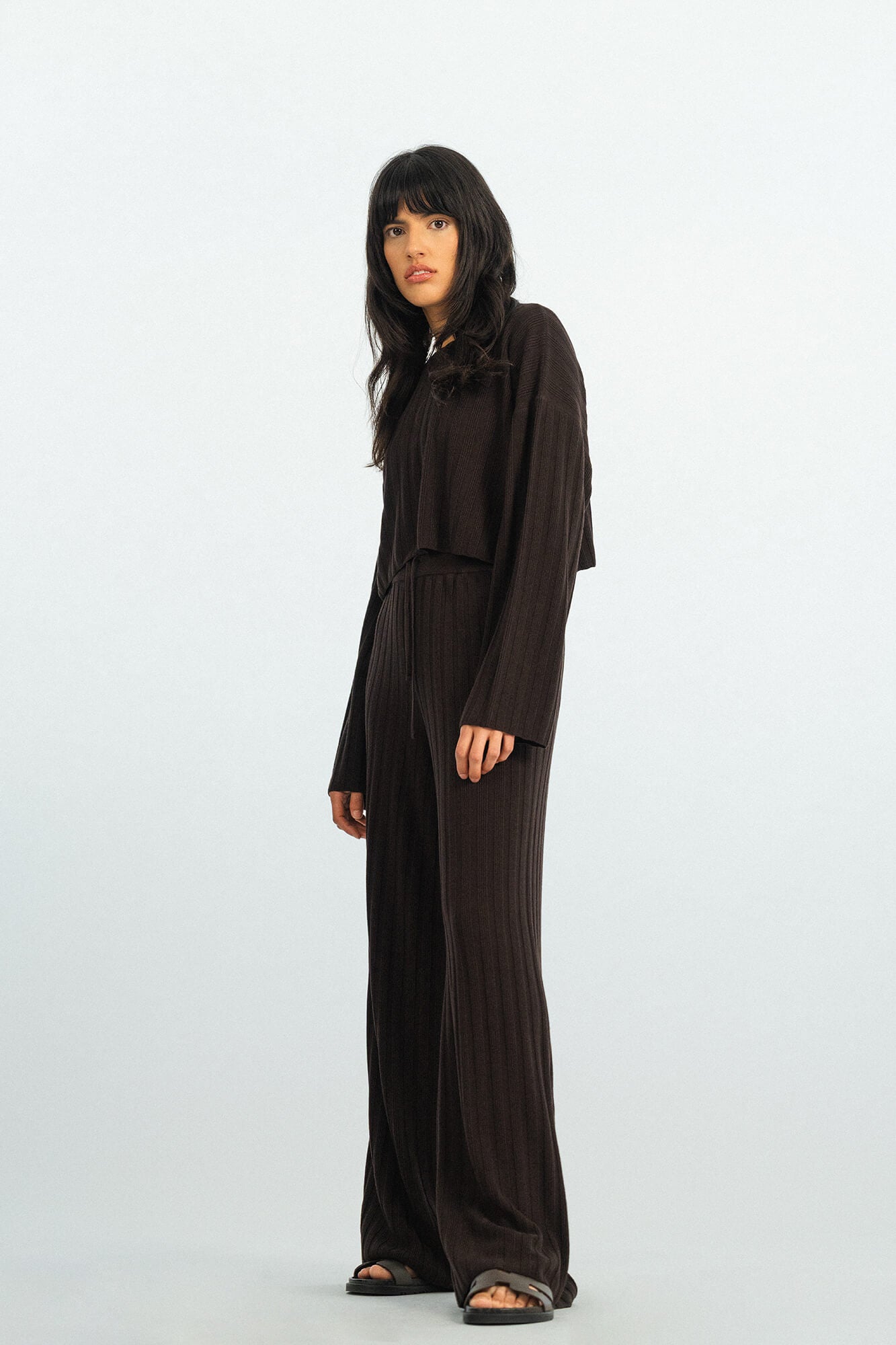 Corpped Langarmshirt Romy in Dunkelbraun seitlich by VIVAL.STUDIO