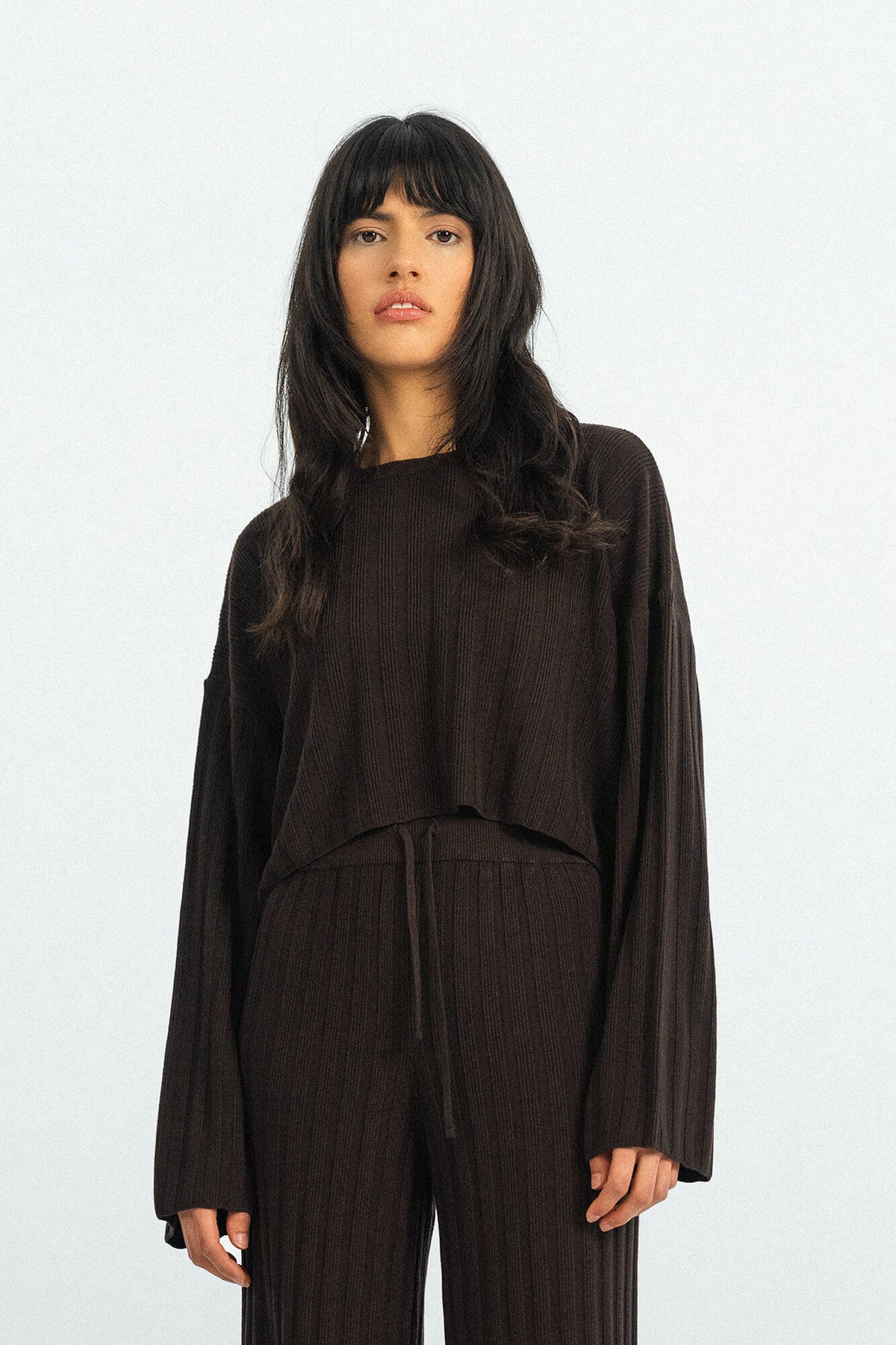 Cropped Langarmshirt Romy in Dunkelbraun von vorne by VIVAL.STUDIO