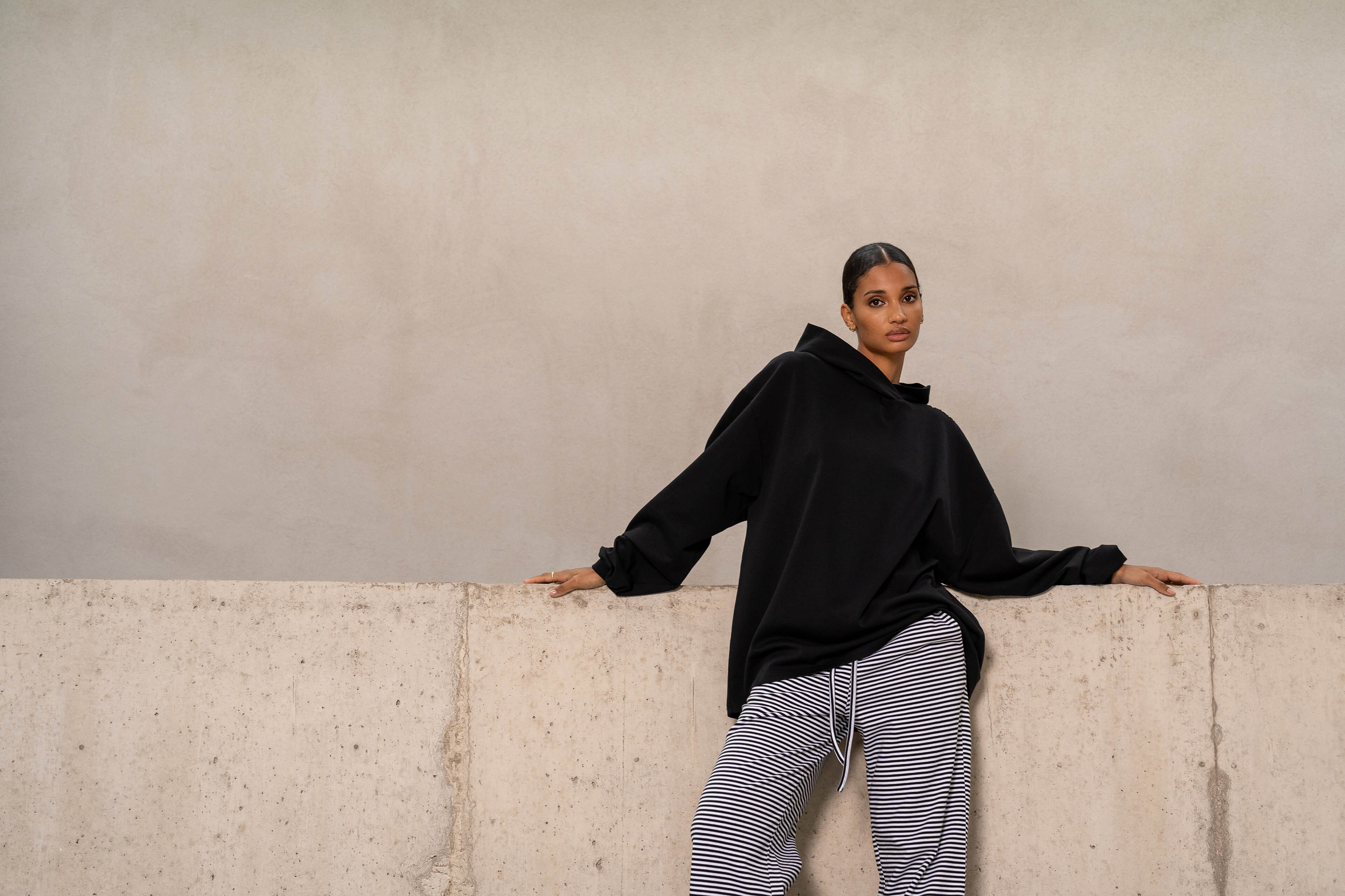 Hoodie Sue in schwarz by VIVAL.STUDIO