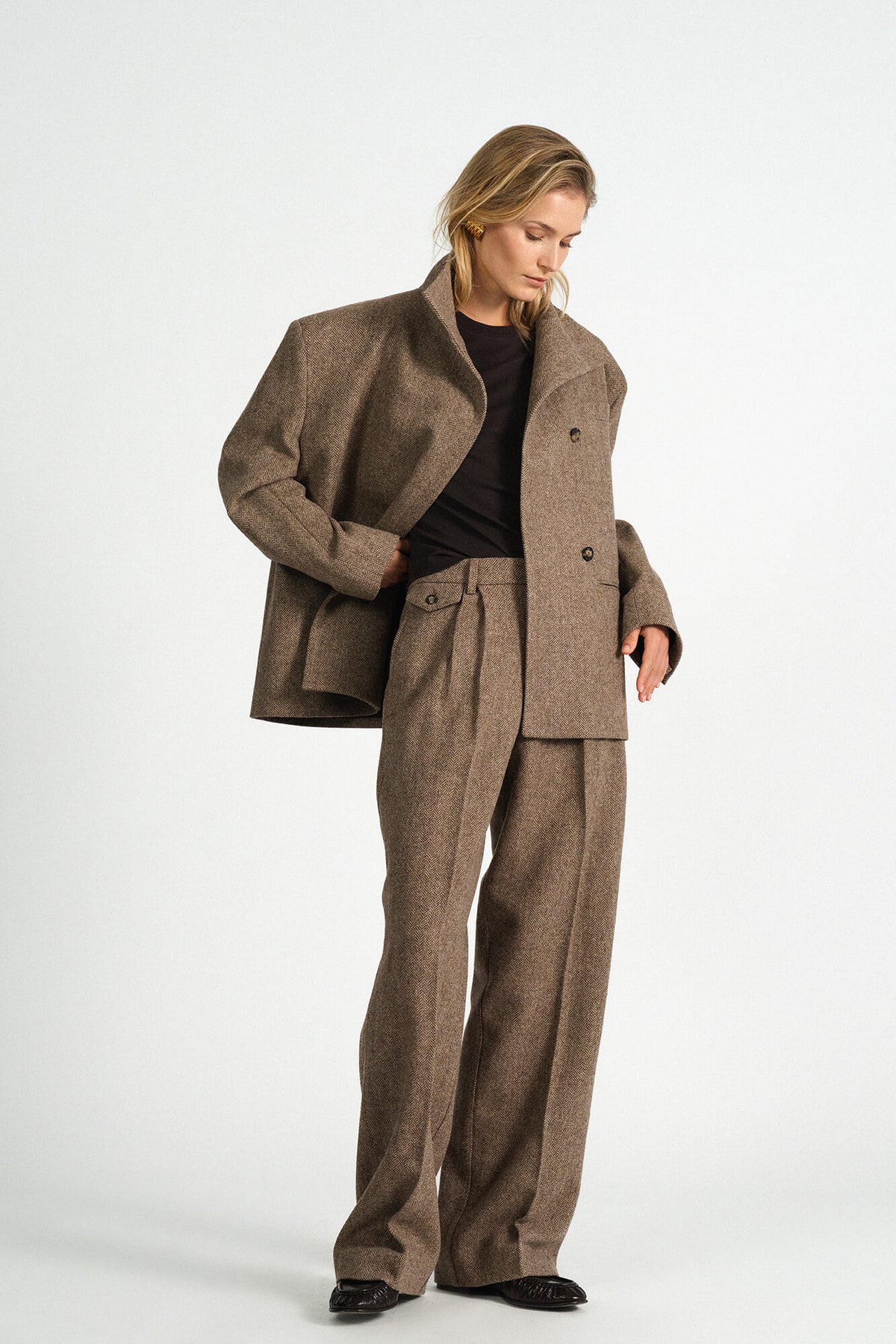 Hose Alba in Braun Multi von vorne by VIVAL.STUDIO