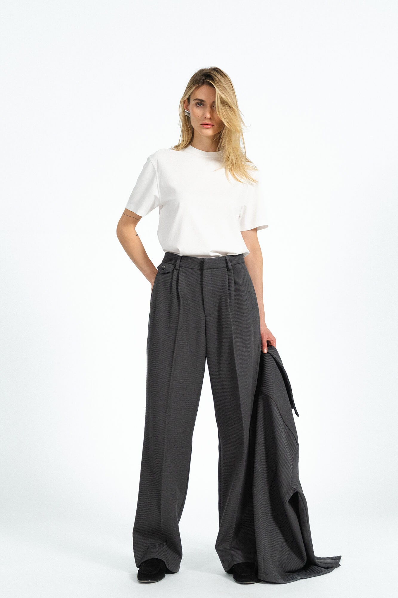 Hose Alba in Granit von vorne by VIVAL.STUDIO