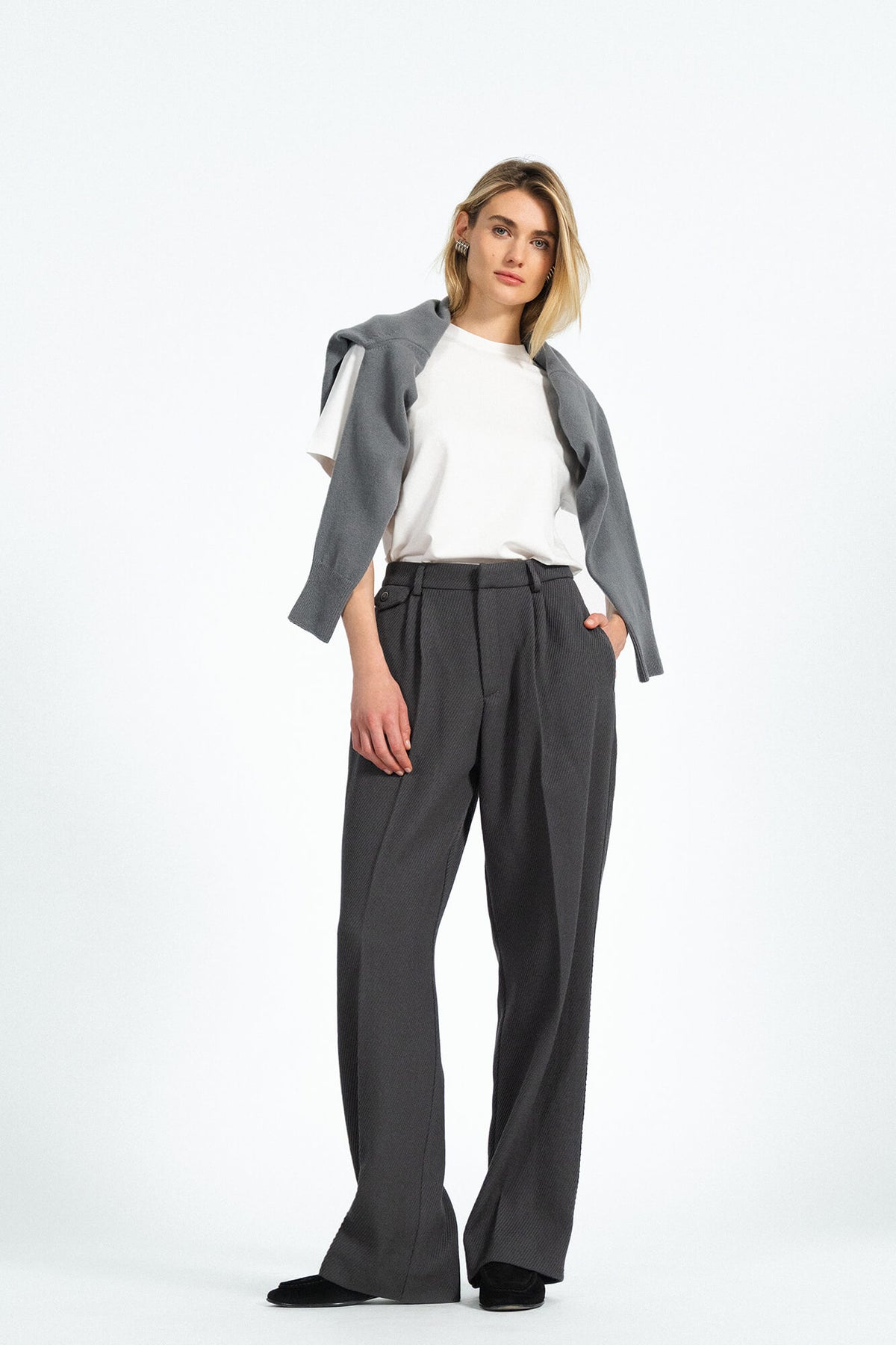 Hose Alba in Granit von vorne by VIVAL.STUDIO