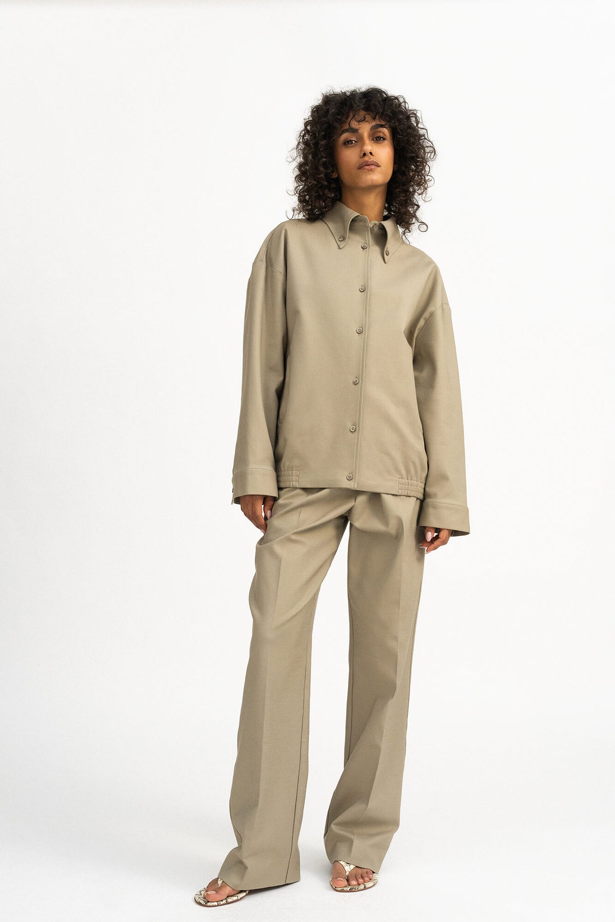 Hose Alba in Sandstone von vorne by VIVAL.STUDIO