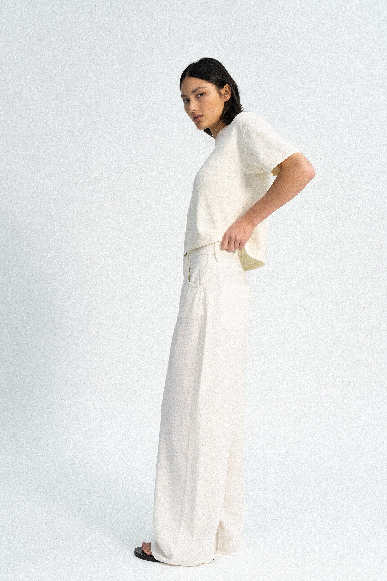 Hose Jale in Offwhite von der Seite by VIVAL.STUDIO