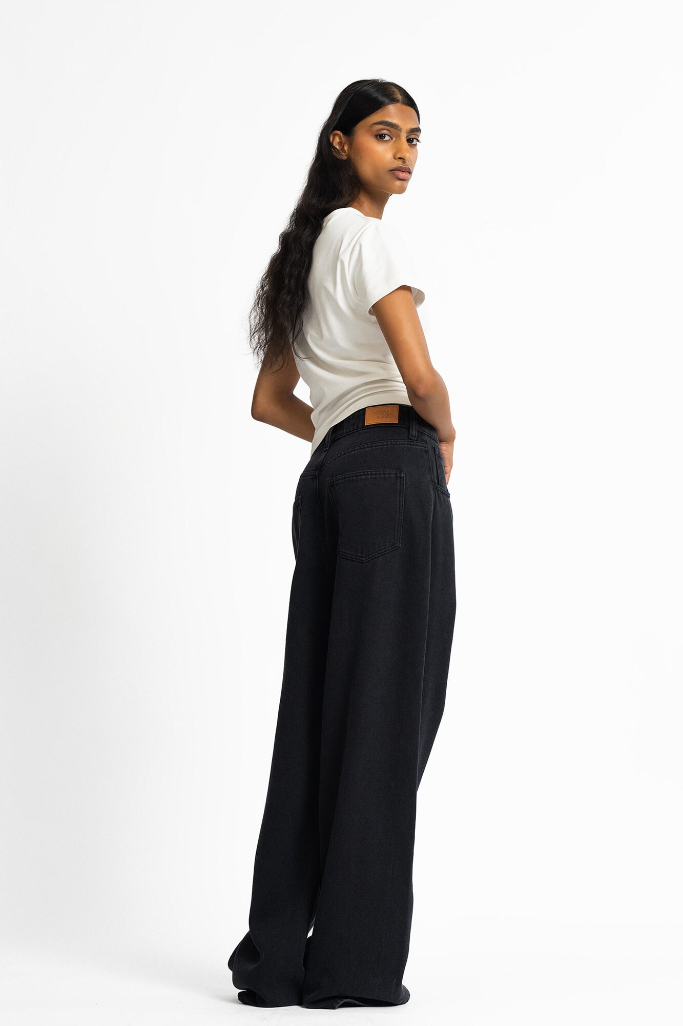 Hose Jale in Schwarz von hinten by VIVAL.STUDIO