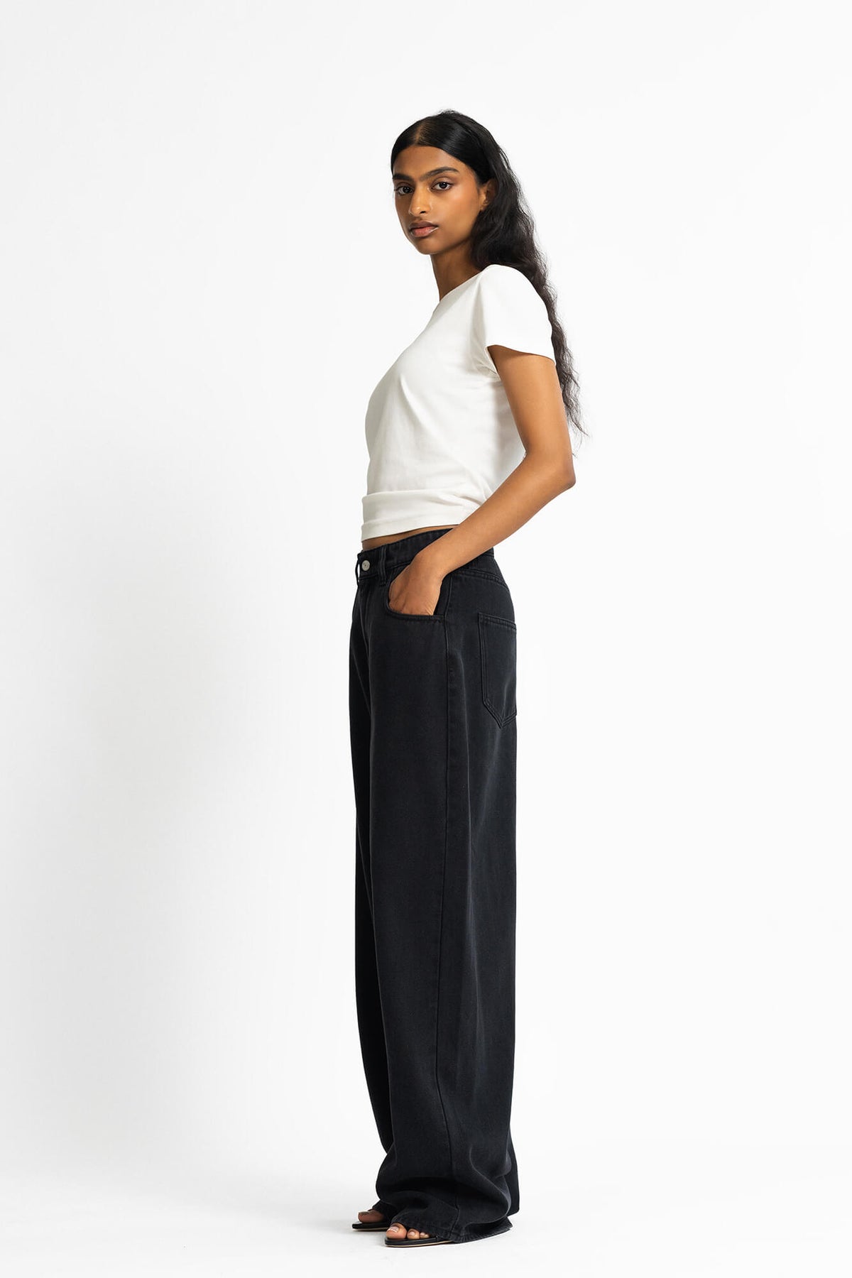 Hose Jale in Schwarz von der Seite  by VIVAL.STUDIO