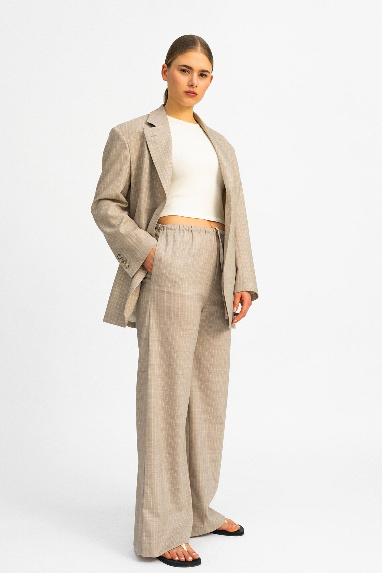 Hose Liv in Beige Nadelstreifen von vorne by VIVAL.STUDIO