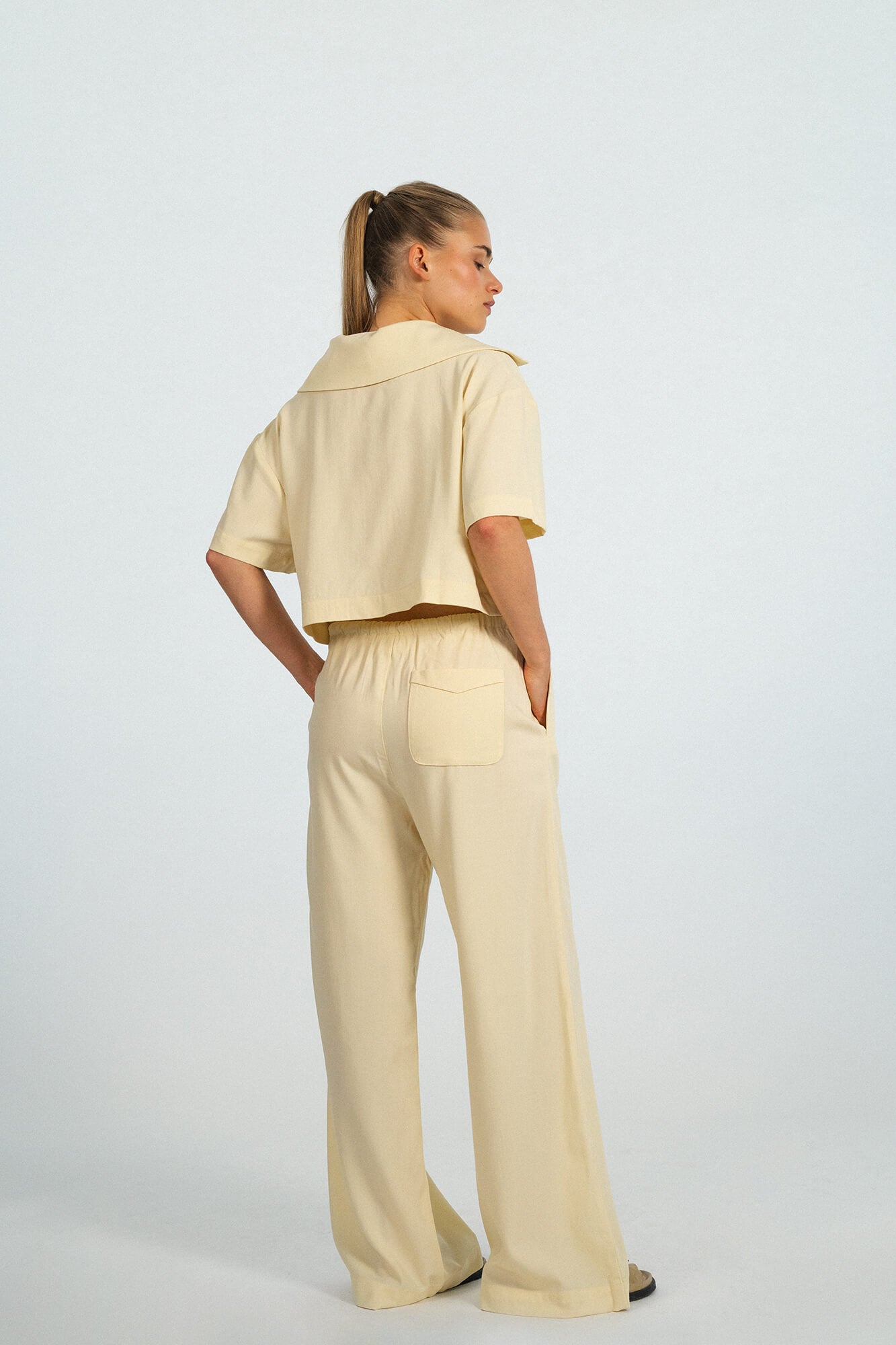 Hose Liv in Butter von hinten by VIVAL.STUDIO