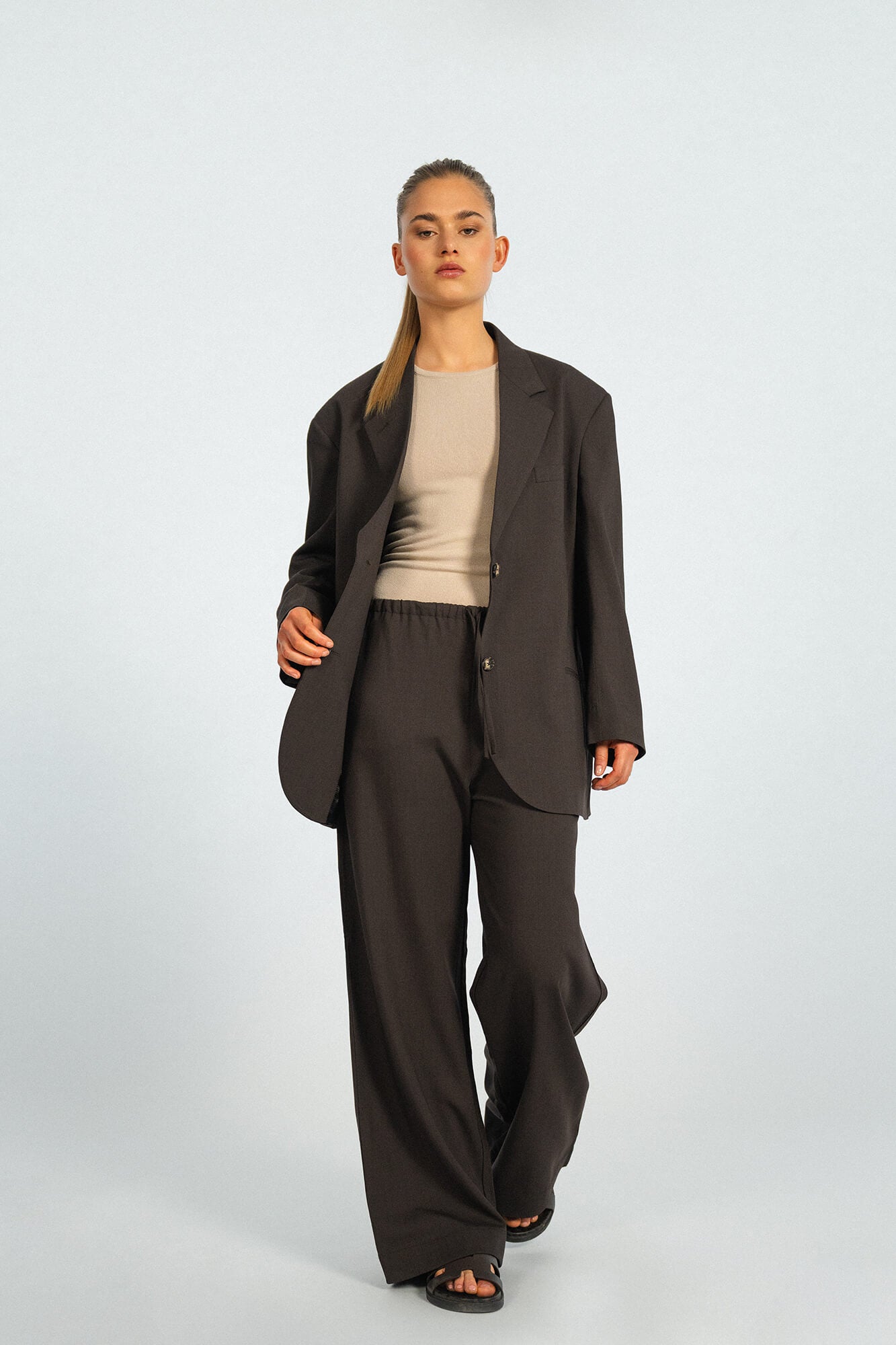 Hose Liv in Dunkelbraun von vorne by VIVAL.STUDIO
