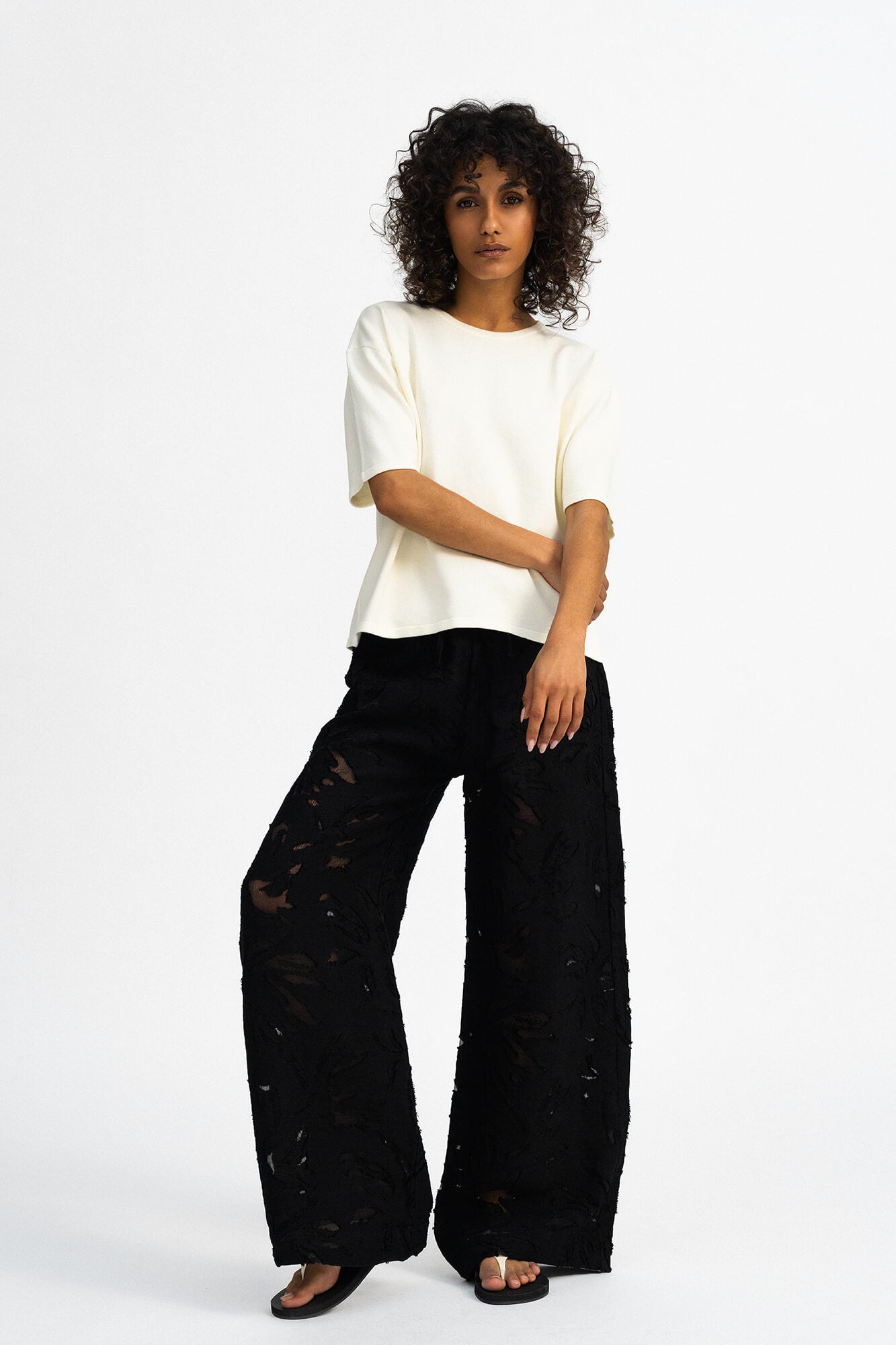 Hose Liv in Schwarz von vorne by VIVAL.STUDIO