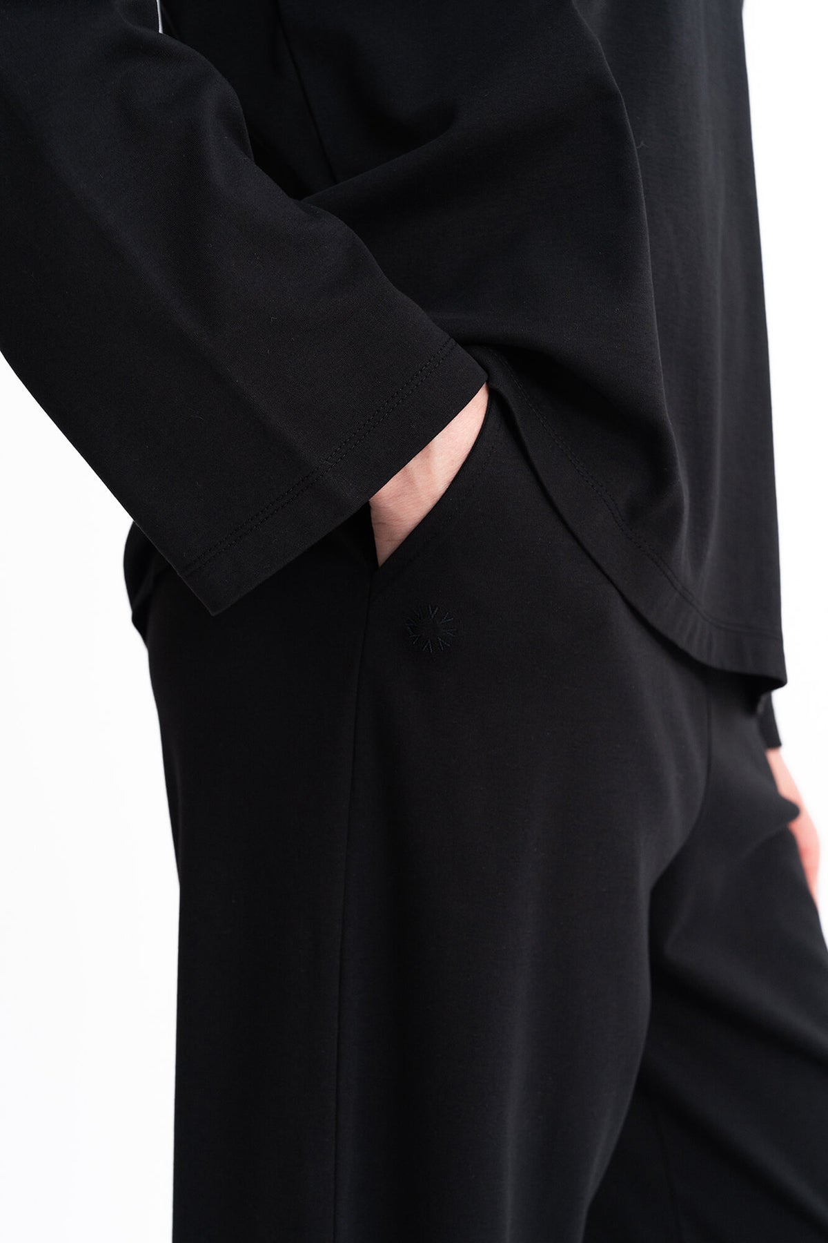 Hose Lou in schwarz Detail Hosentasche VIVAL.STUDIO