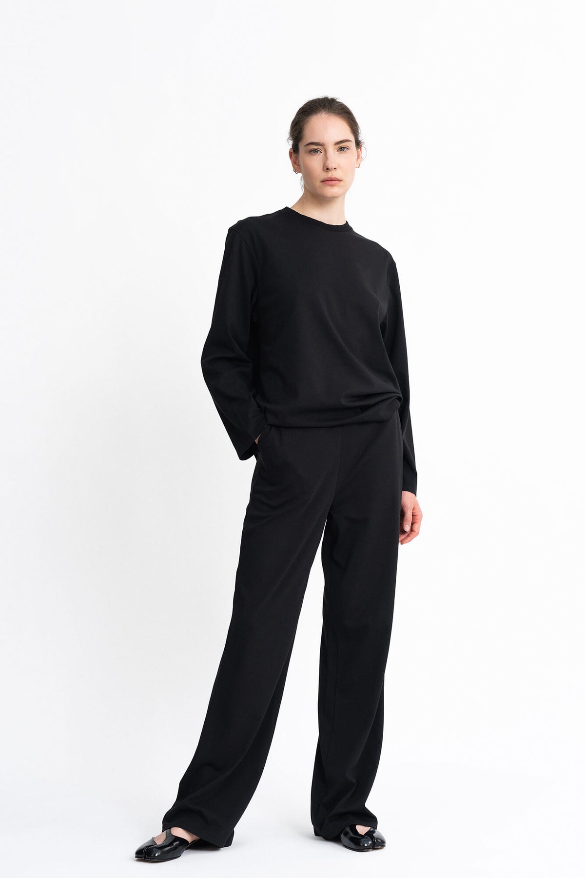 Hose Lou in schwarz von vorne by VIVAL.STUDIO