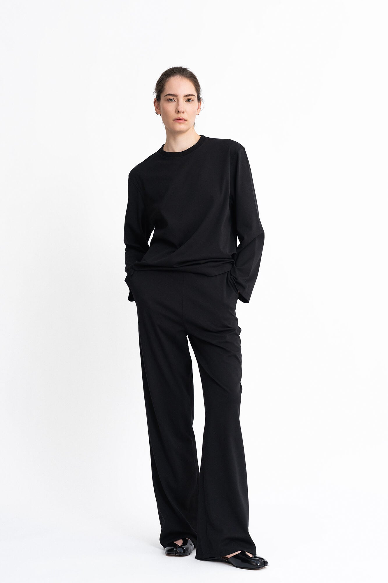 Hose Lou in schwarz von vorne by VIVAL.STUDIO