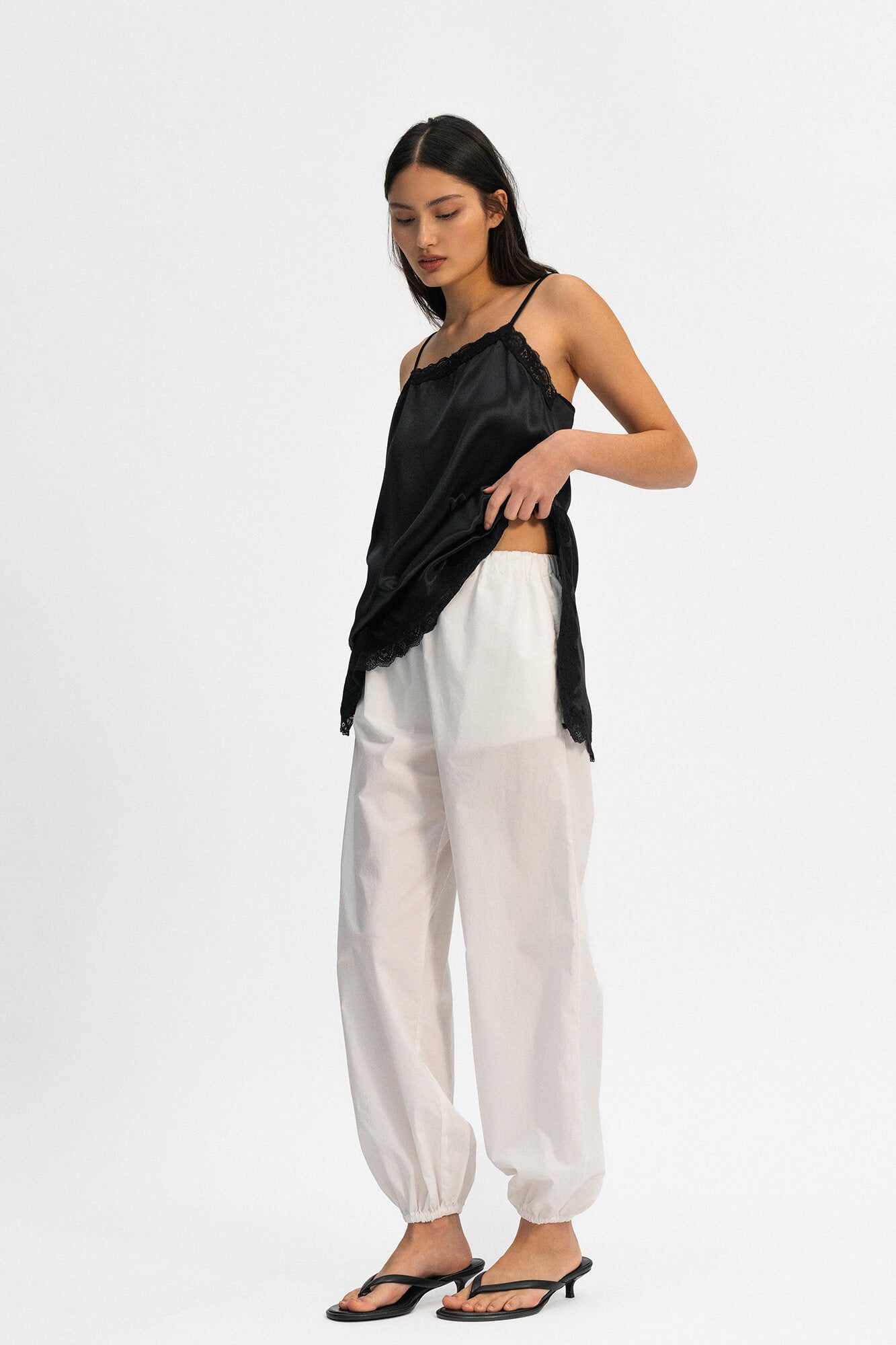 Hose Nale in Offwhite von vorne by VIVAL.STUDIO