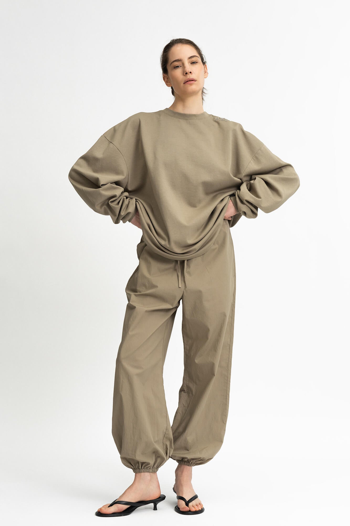 Hose Nala in Sandstone von vorne by VIVAL.STUDIO