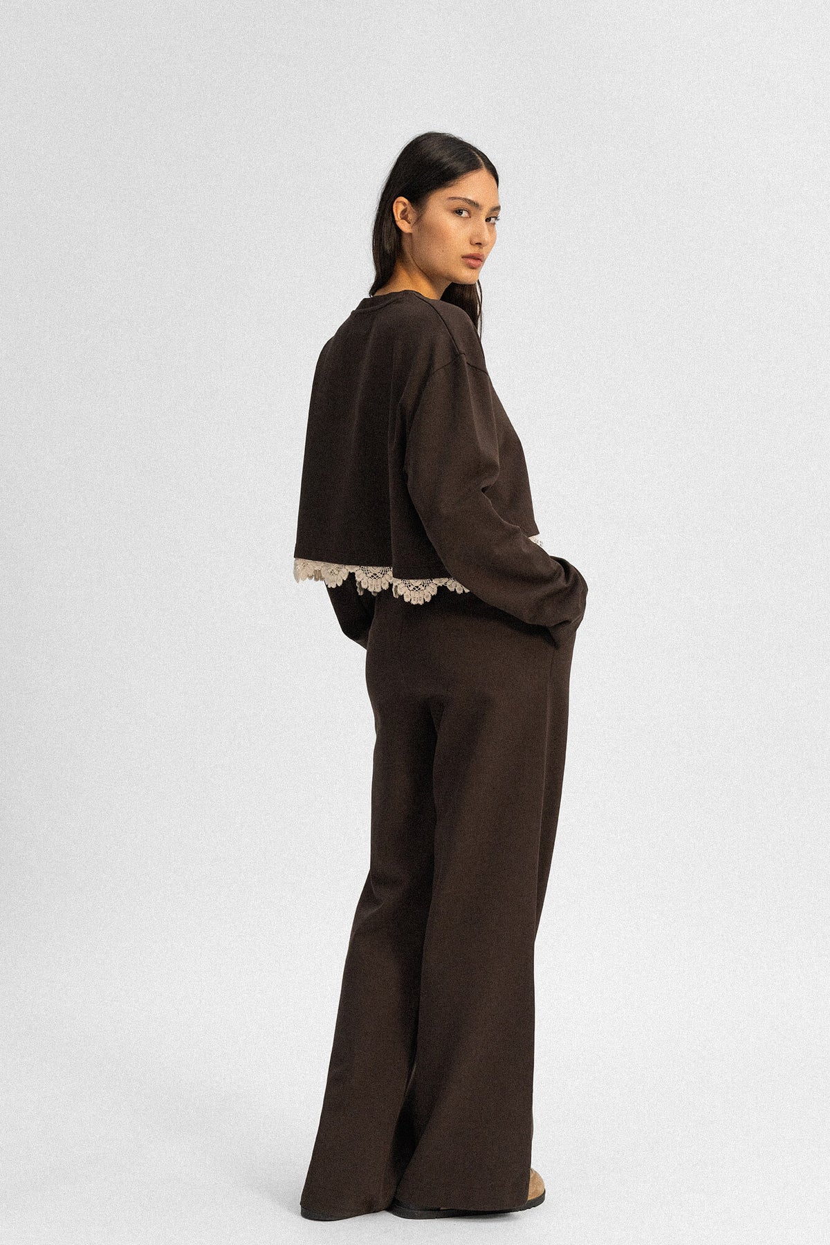 Hose New Sue in Dunkelbraun von hinten by VIVAL.STUDIO