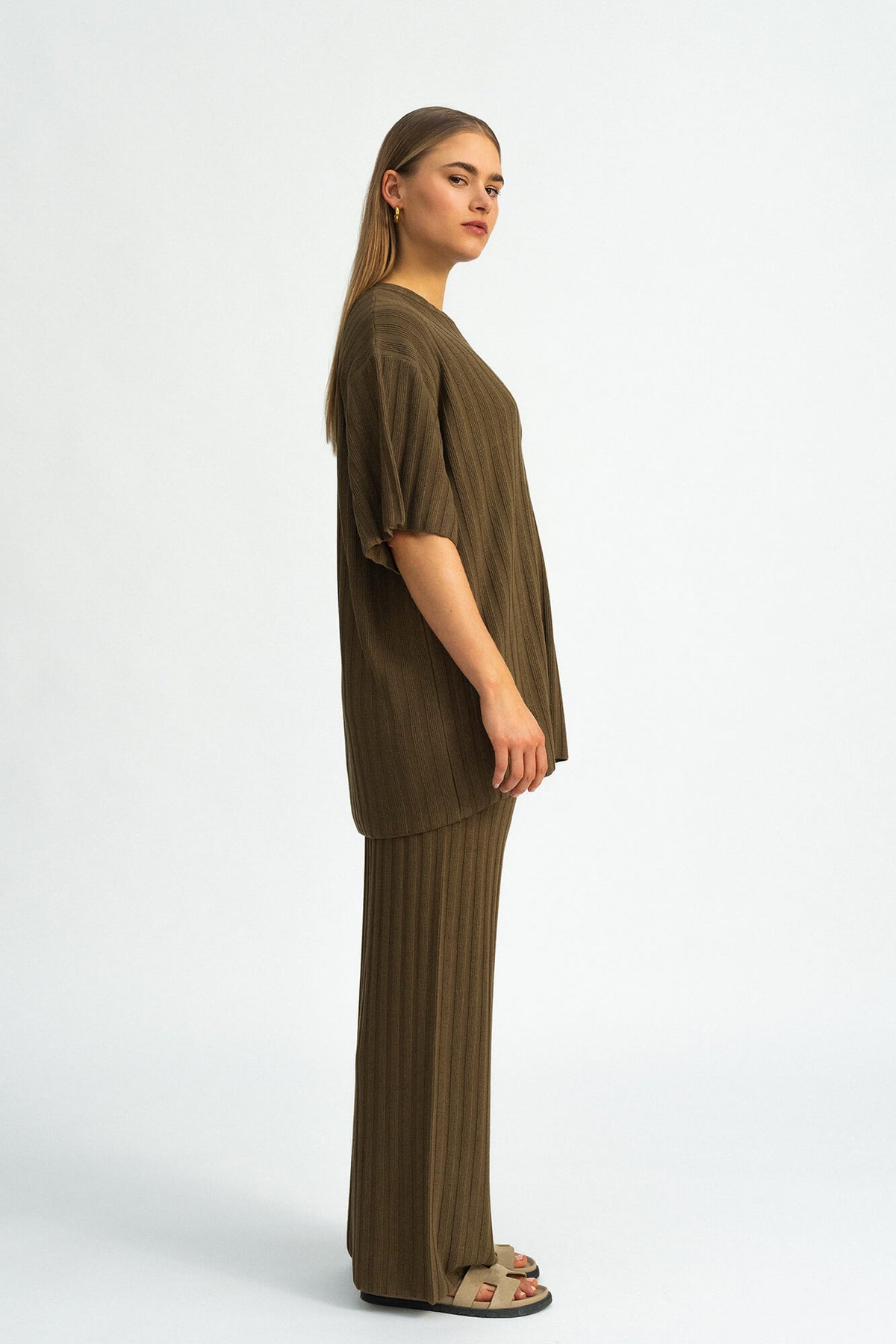 T-Shirt Romy in Mud von der Seite by VIVAL.STUDIO