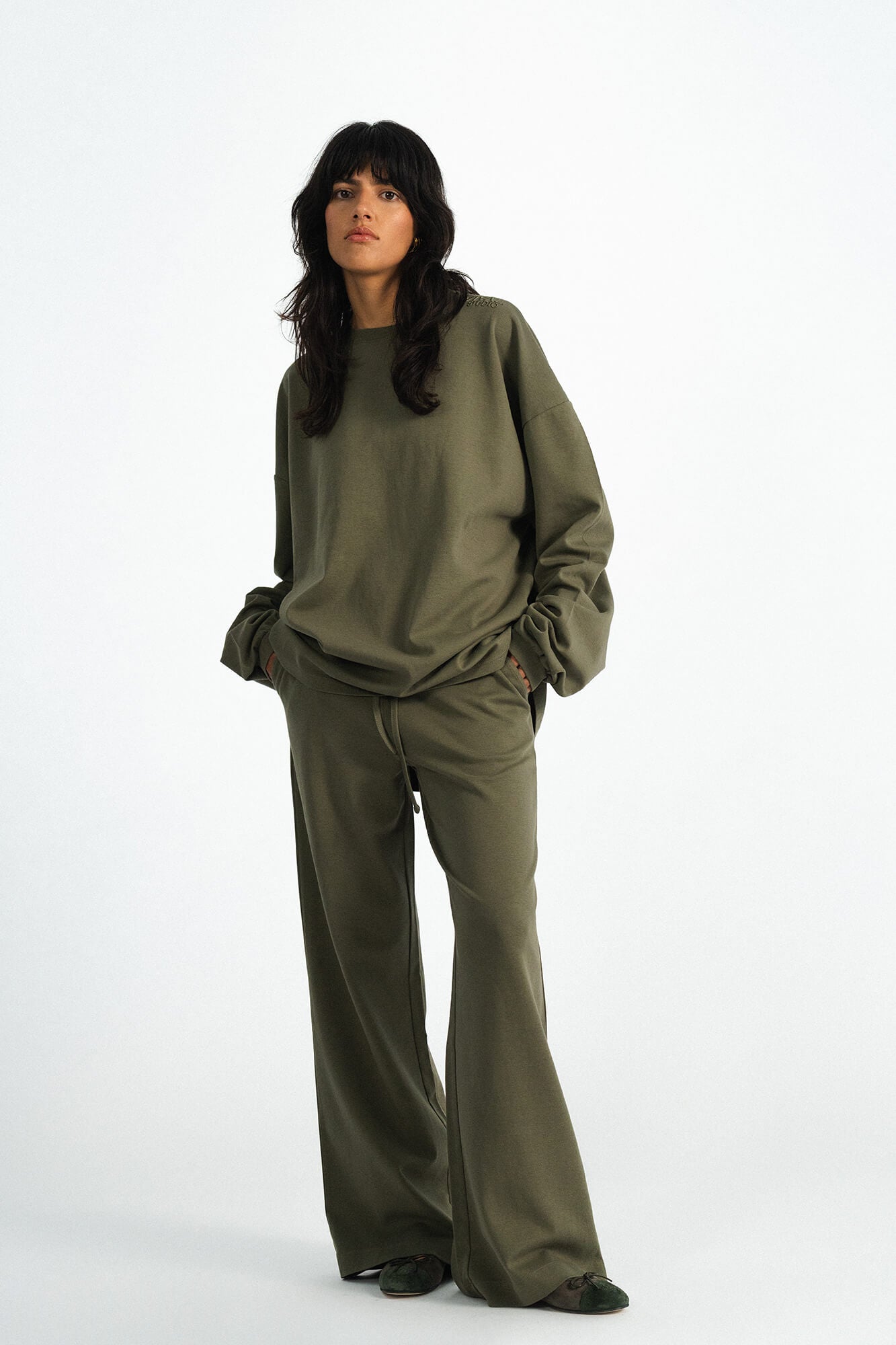 Hose Sue in Oliv von vorne by VIVAL.STUDIO