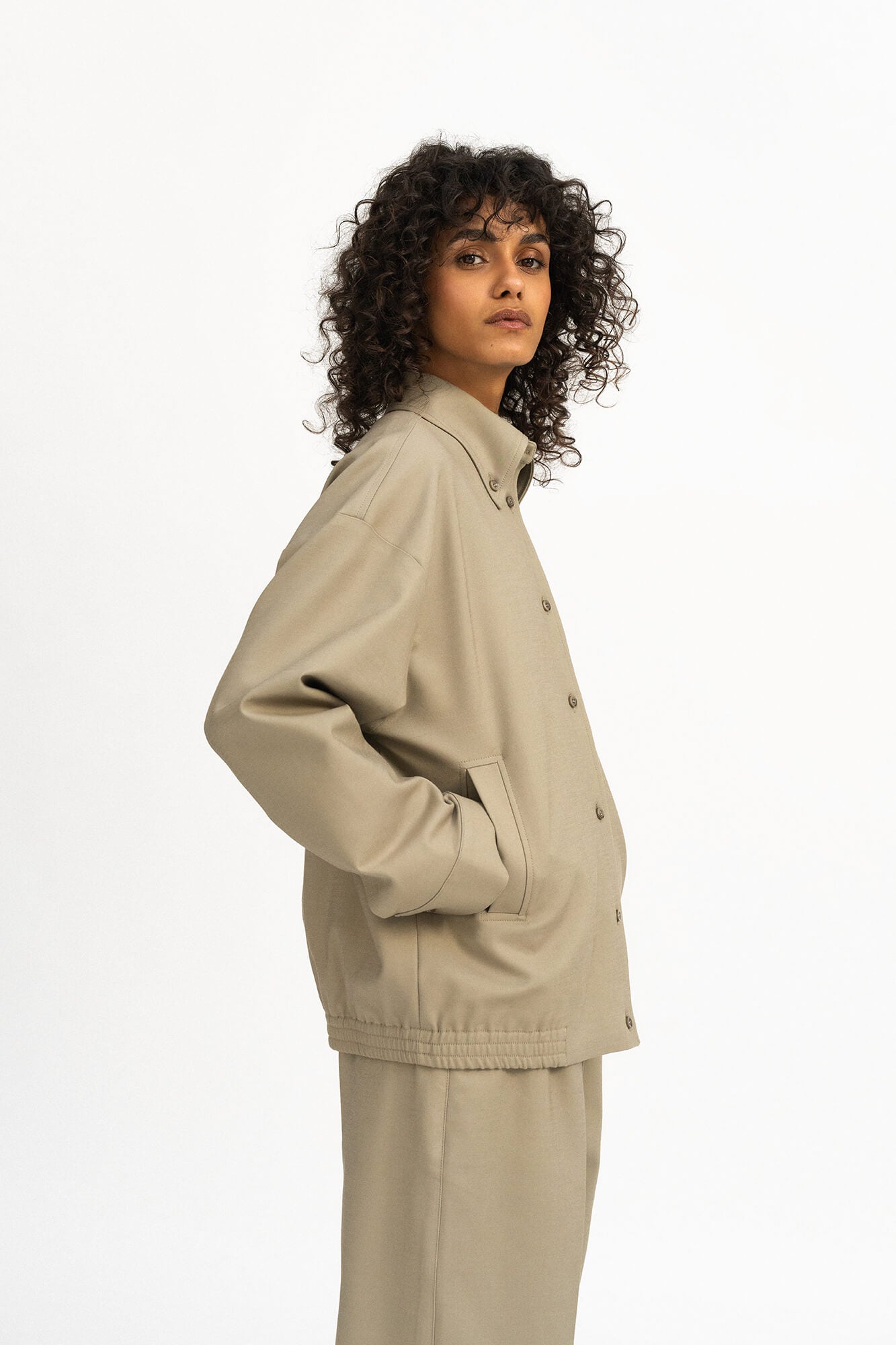 Jacke Alba in Sandstone von der Seite by VIVAL.STUDIO