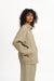 Jacke Alba in Sandstone von der Seite by VIVAL.STUDIO