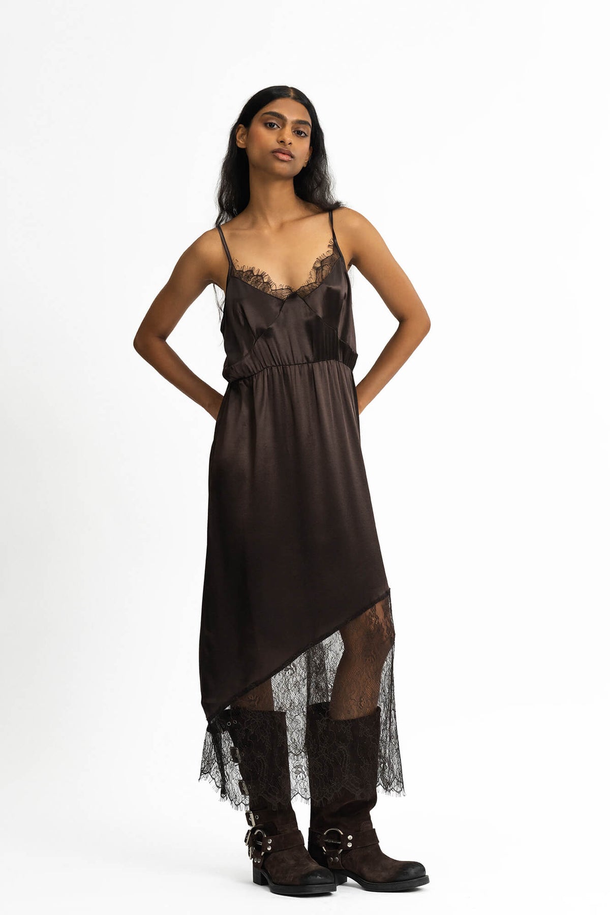 Kleid Lacie in Dunkelbraun von vorne by VIVAL.STUDIO