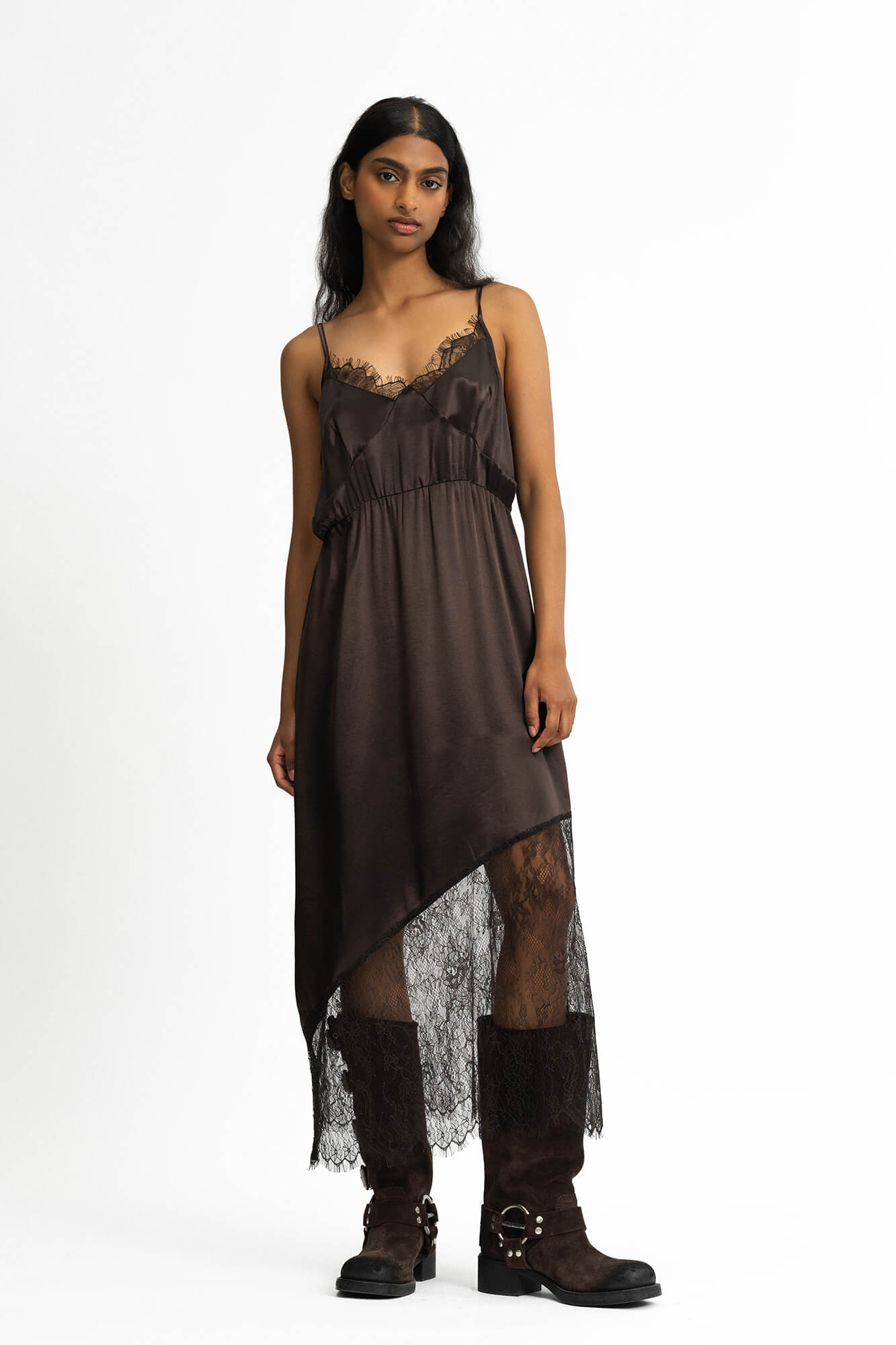 Kleid Lacie in Dunkelbraun von vorne by VIVAL.STUDIO