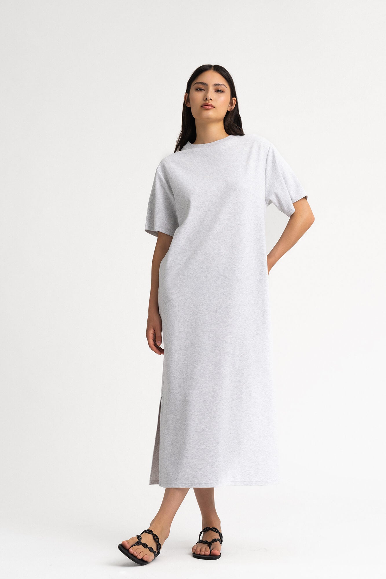 Kleid Lou in Hellgrau Melange von vorne by VIVAL.STUDIO