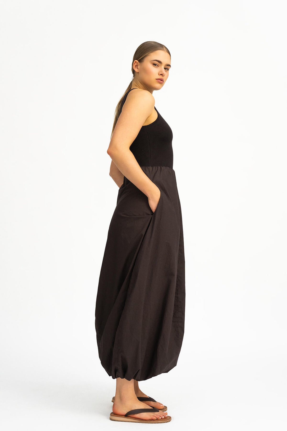 Kleid Nala in Dunkelbraun von der Seite by VIVAL.STUDIO