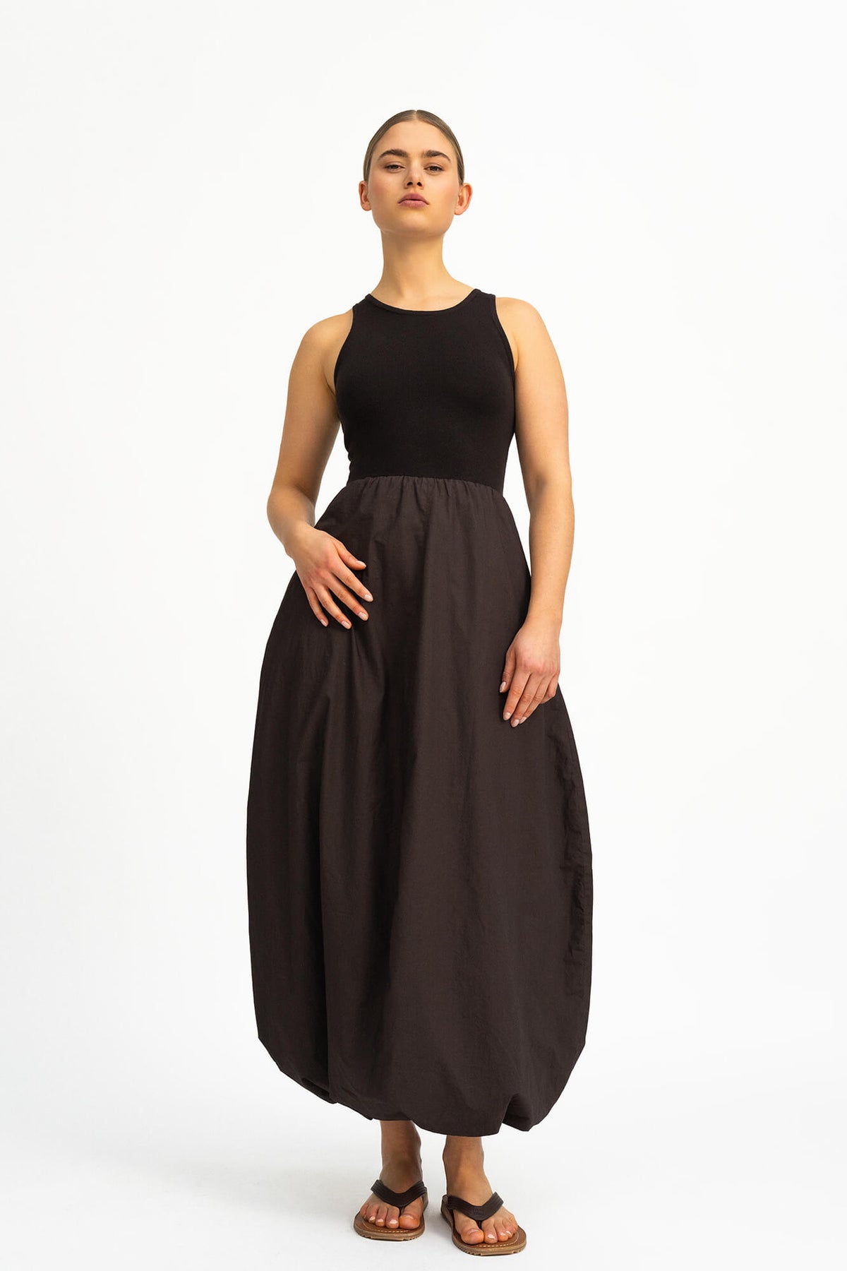 Kleid Nala in Dunkelbraun von vorne by VIVAL.STUDIO