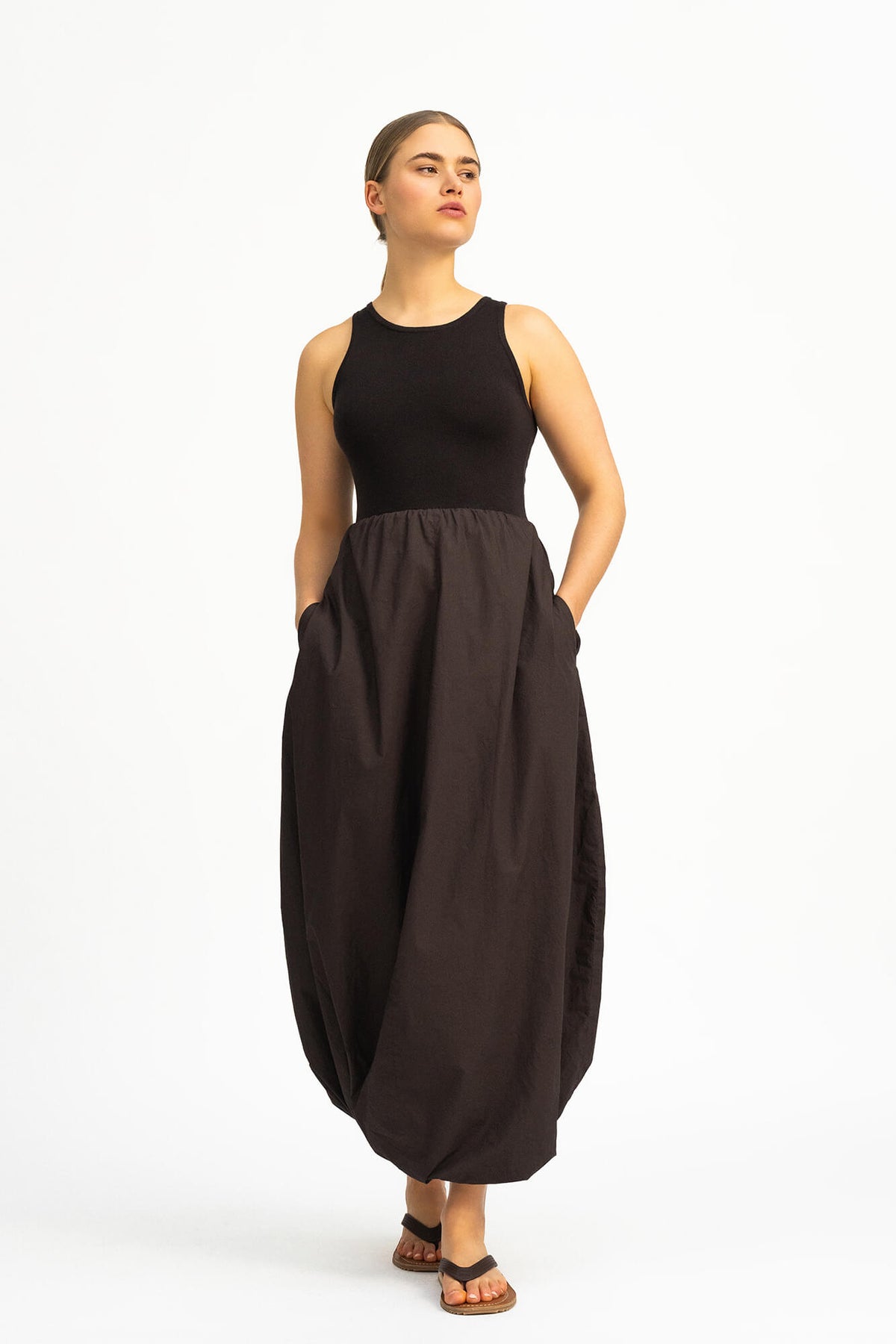 Kleid Nala in Dunkelbraun von vorne by VIVAL.STUDIO