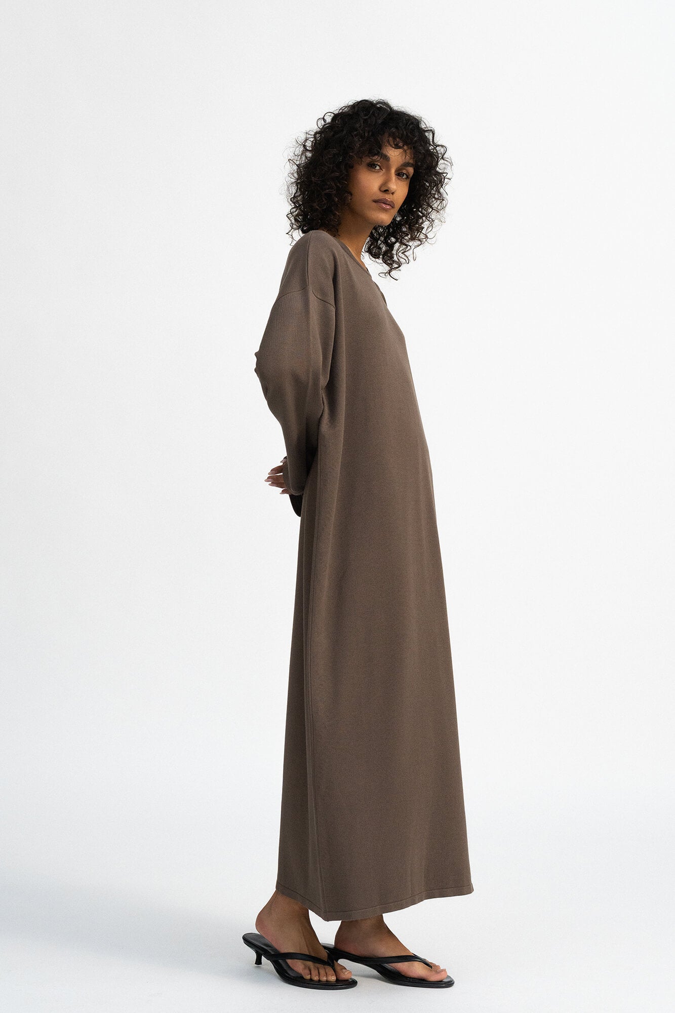 Kleid Rim in Nougat von der Seite by VIVAL.STUDIO