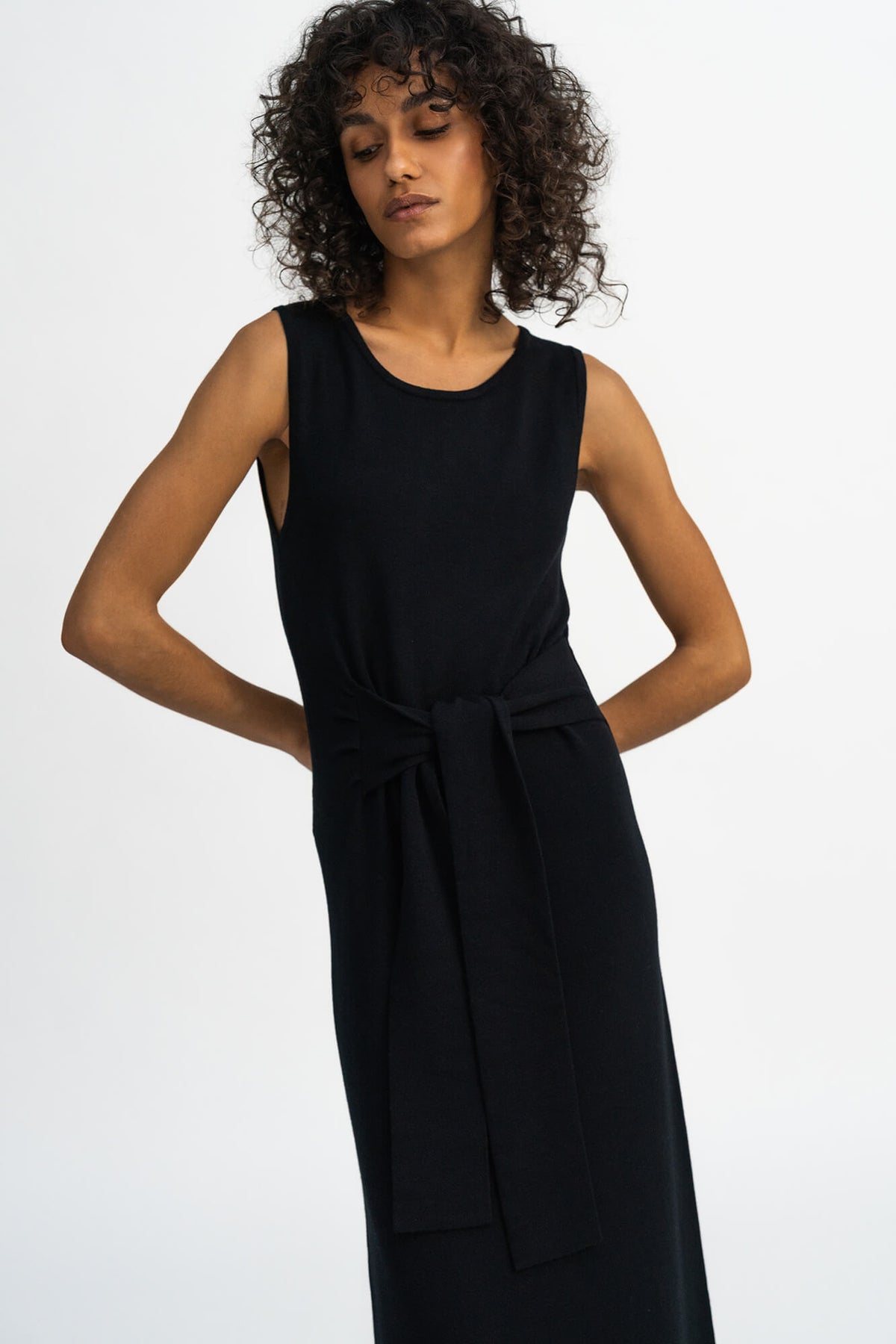 Kleid Rim in Schwarz von vorne by VIVAL.STUDIO