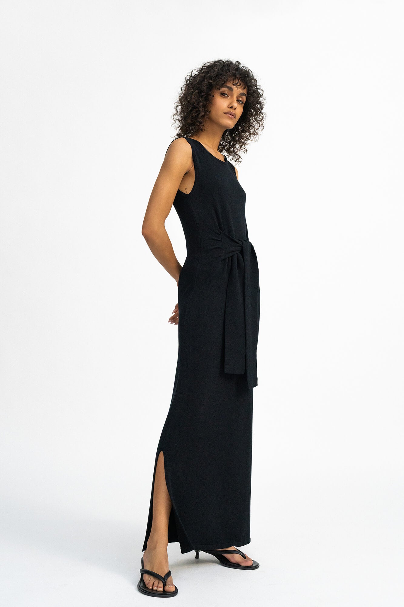 Kleid Rim in Schwarz von der Seite by VIVAL.STUDIO