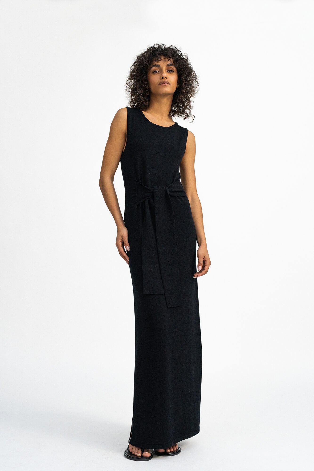 Kleid Rim in Schwarz von vorne by VIVAL.STUDIO