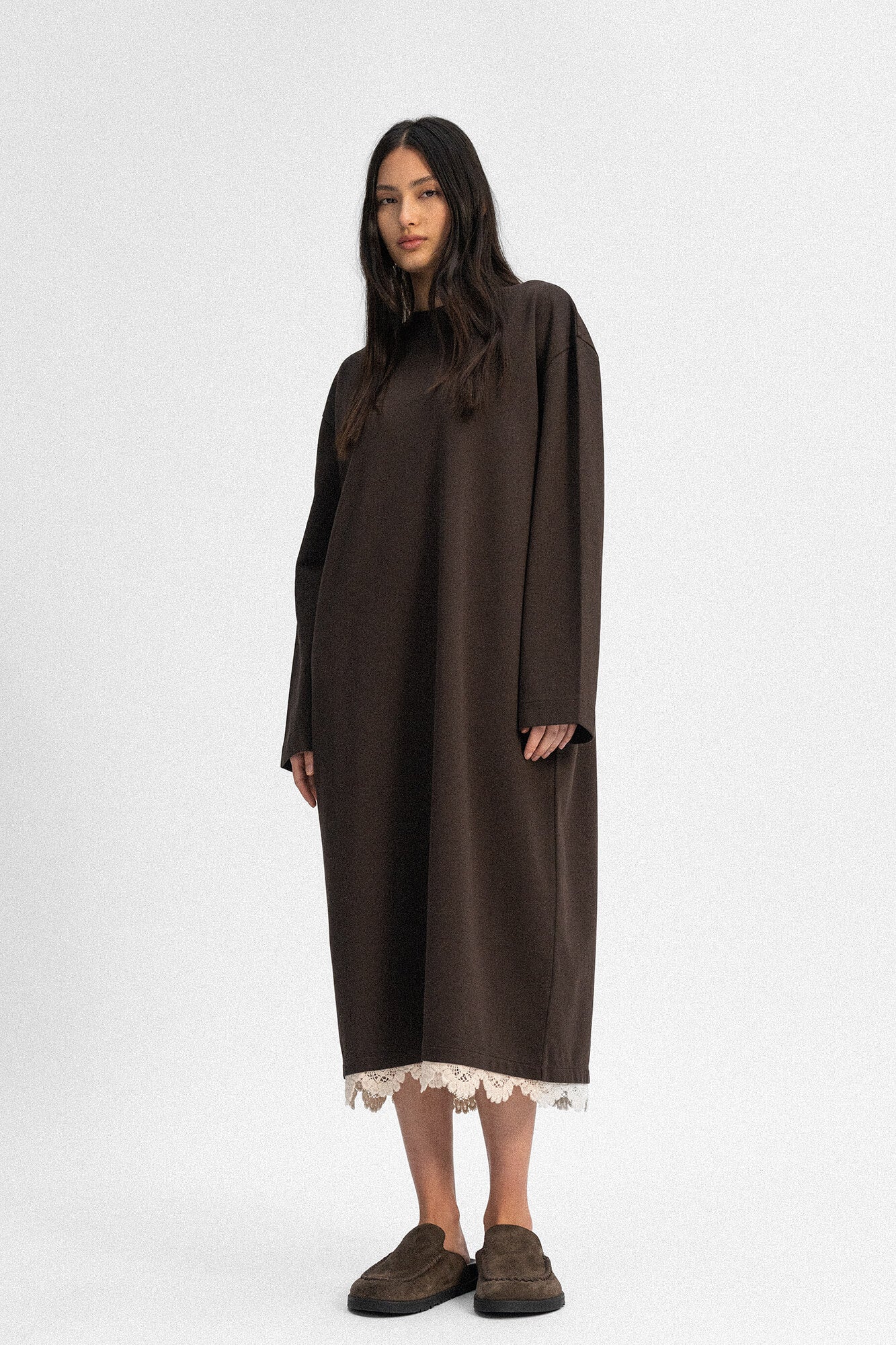 Kleid Sue in Dunkelbraun Crochet von vorne by VIVAL.STUDIO