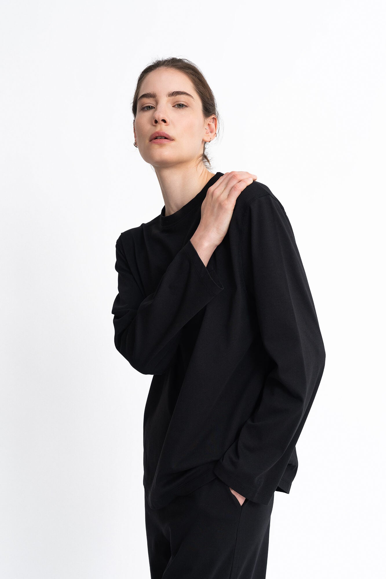 Langarmshirt Lou in schwarz von vorne by VIVAL.STUDIO