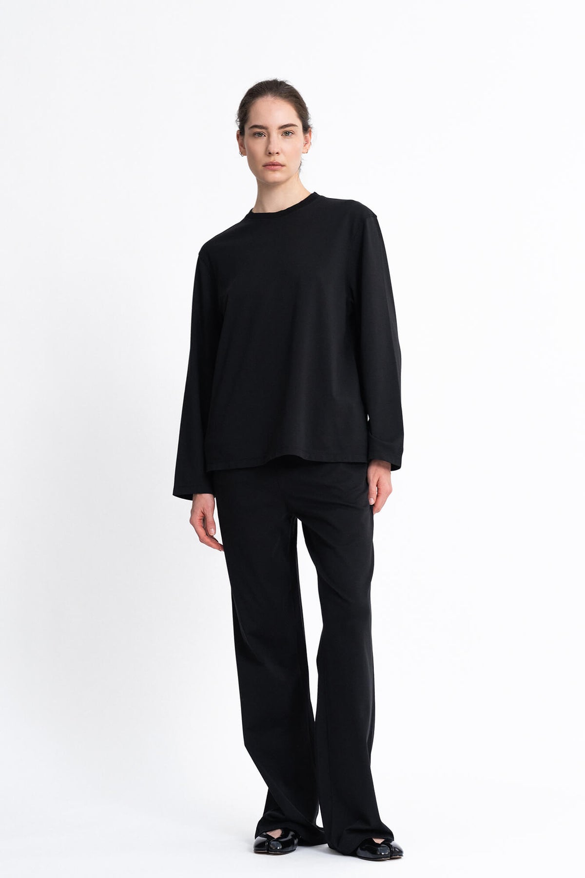 Langarmshirt Lou in schwarz von vorne by VIVAL.STUDIO