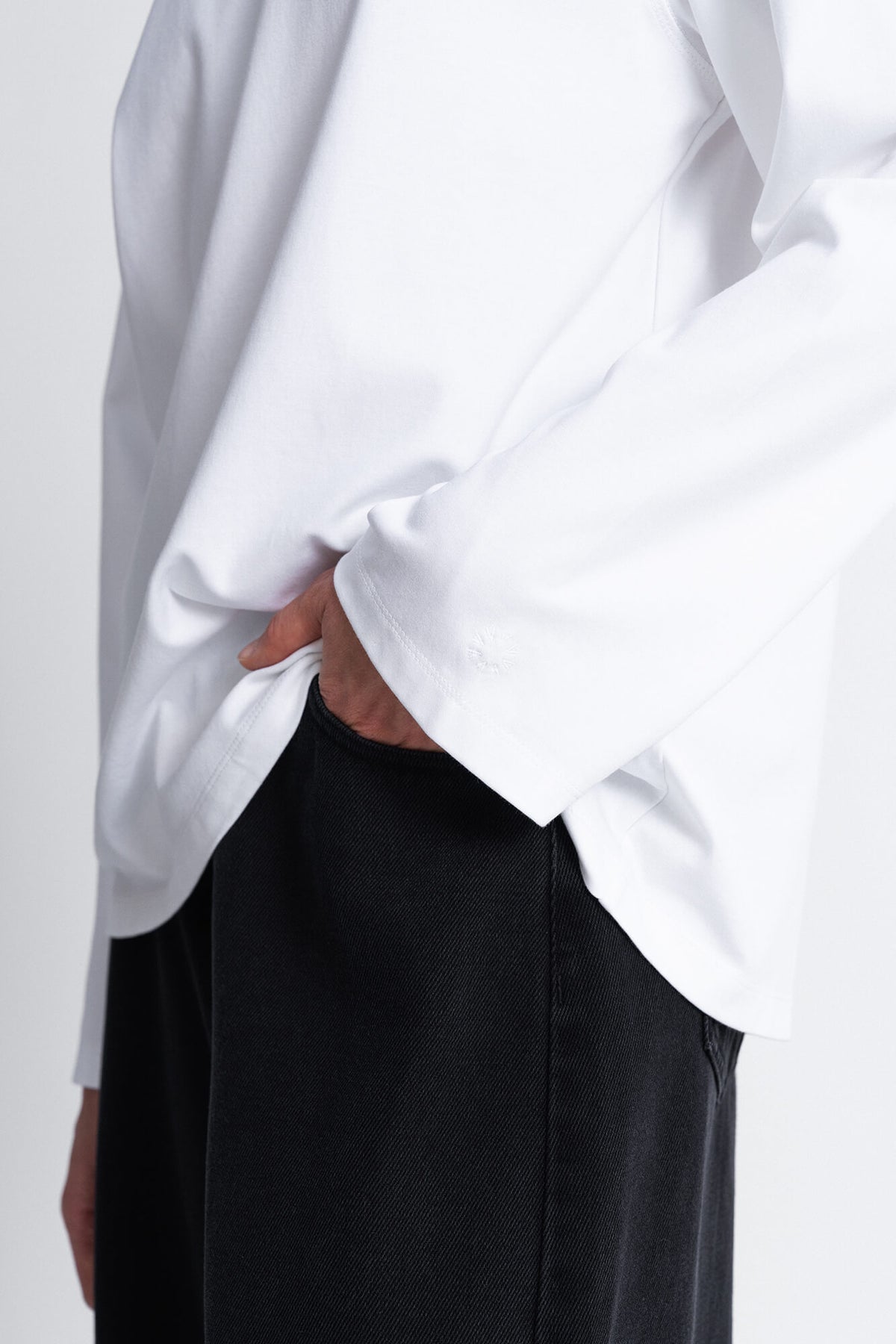 Langarmshirt Lou in Weiß Detail am Ärmel by VIVAL.STUDIO